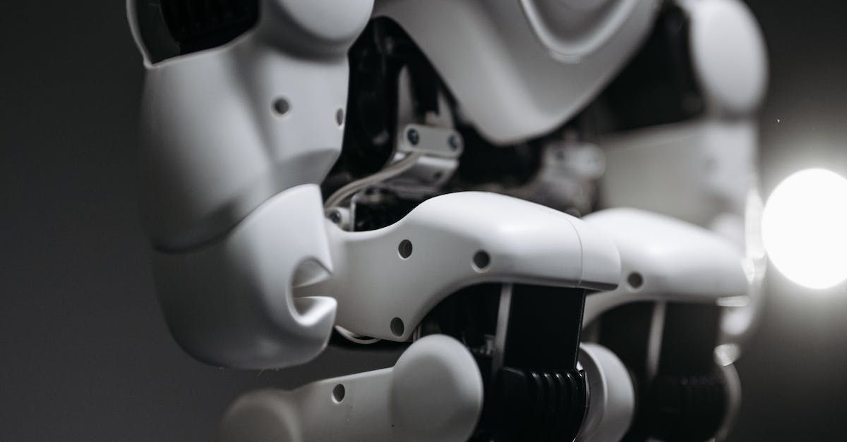 Un primer plano del brazo de un robot en una habitación oscura.