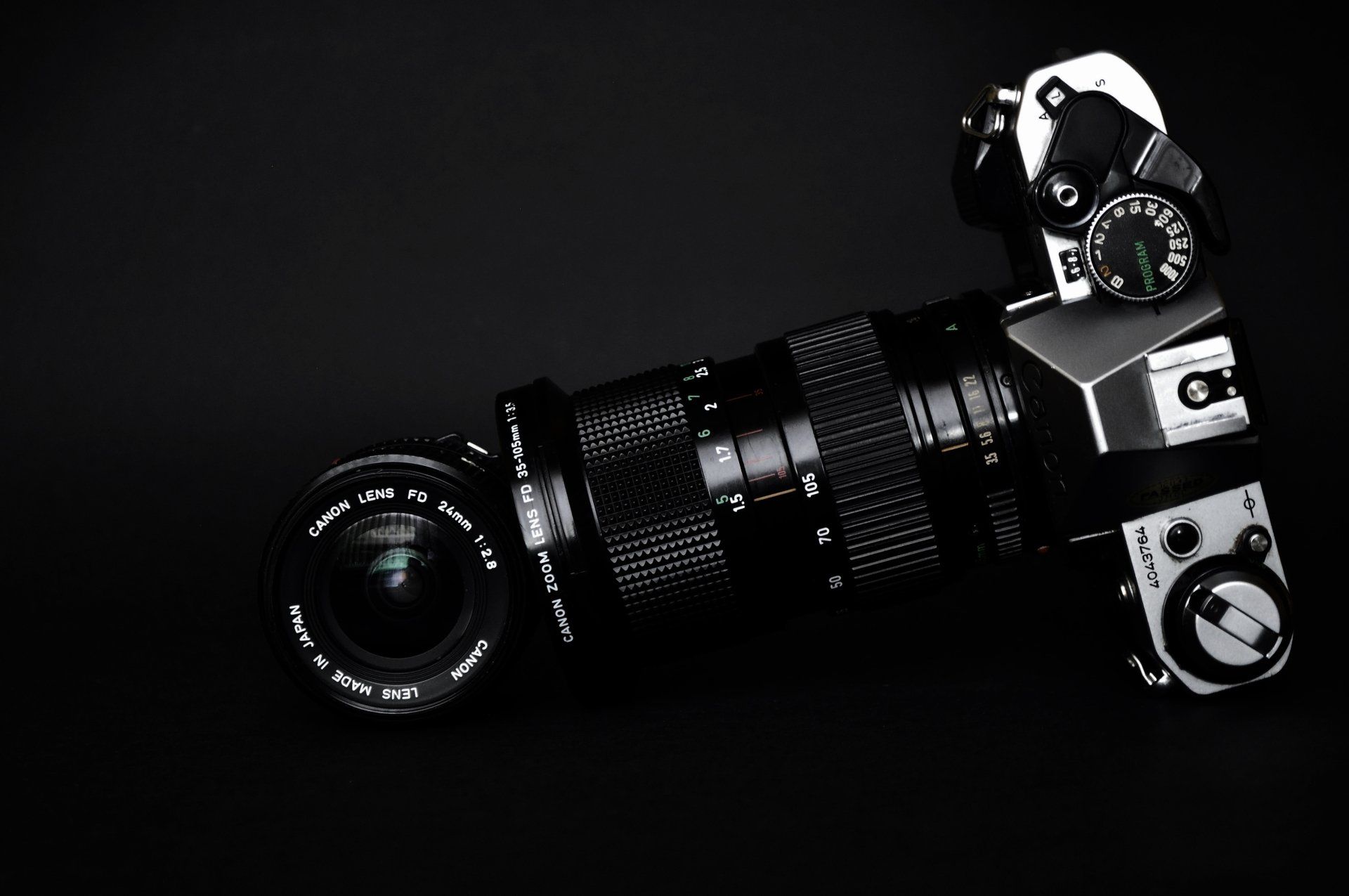 un objectif canon est posé sur une caméra