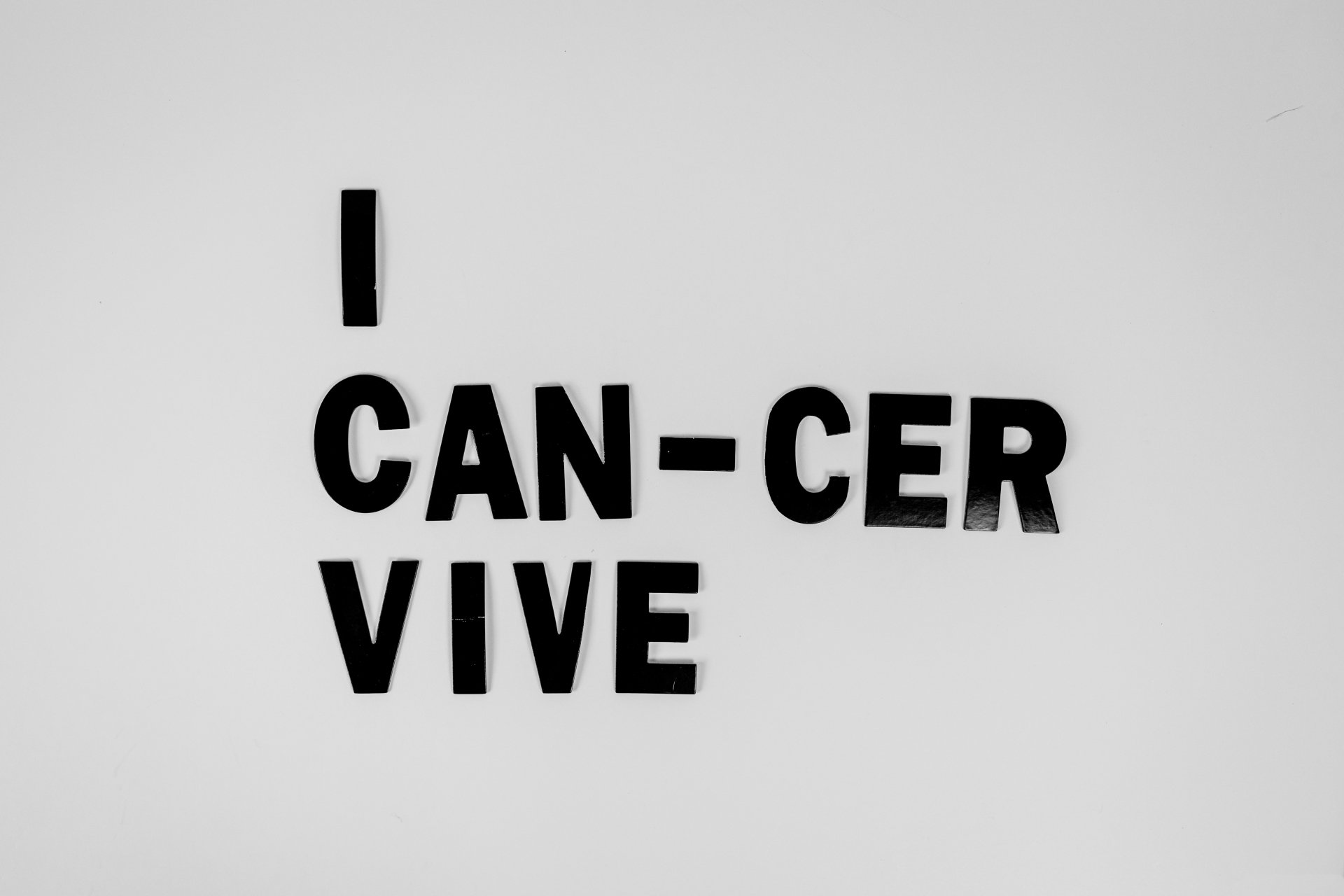 A black and white sign that says i can-cer vive