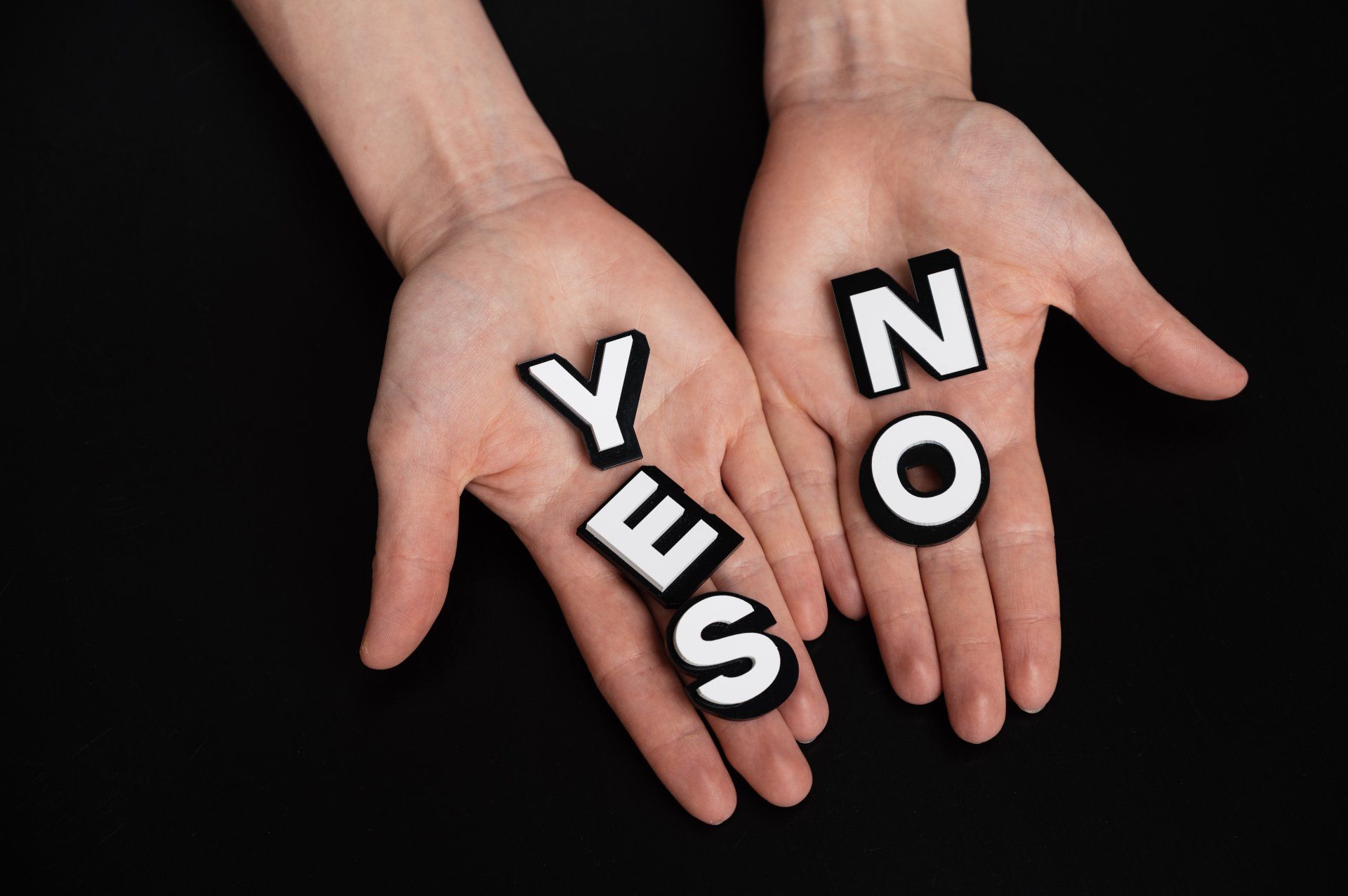 Hände mit YES und NO