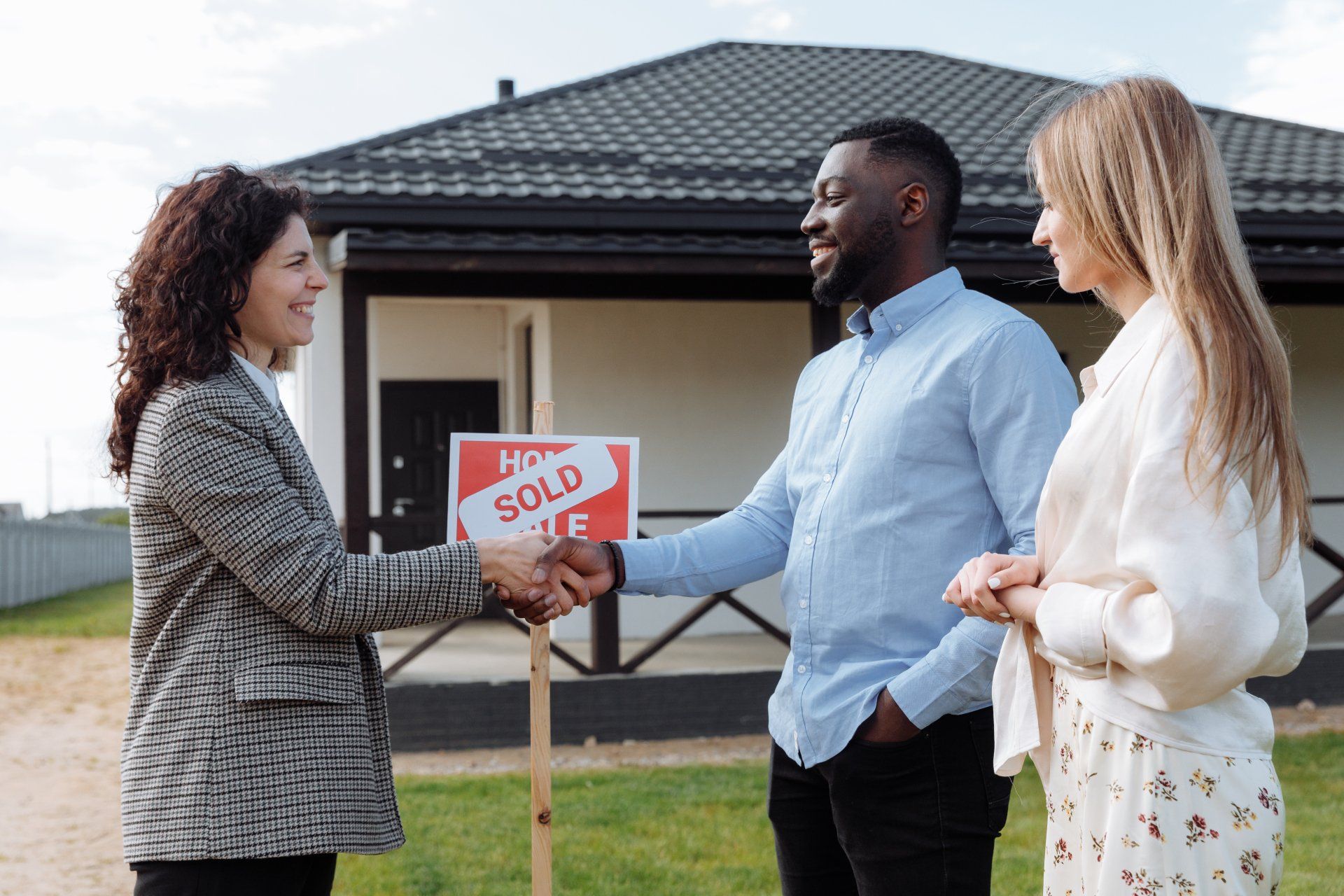 Man shaking hand to the broker after purchasing a house