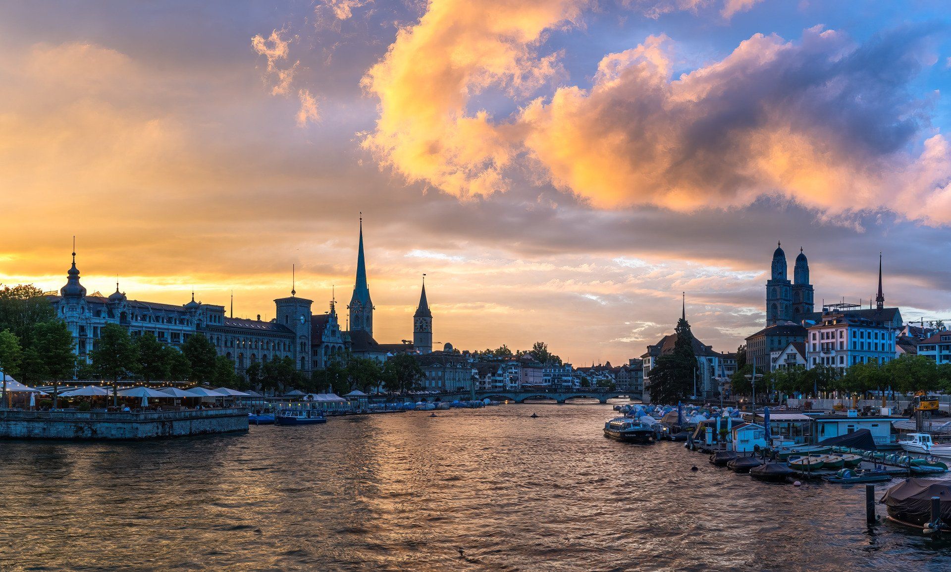 Das Bild steigt die Stadt Zürich und Limmat