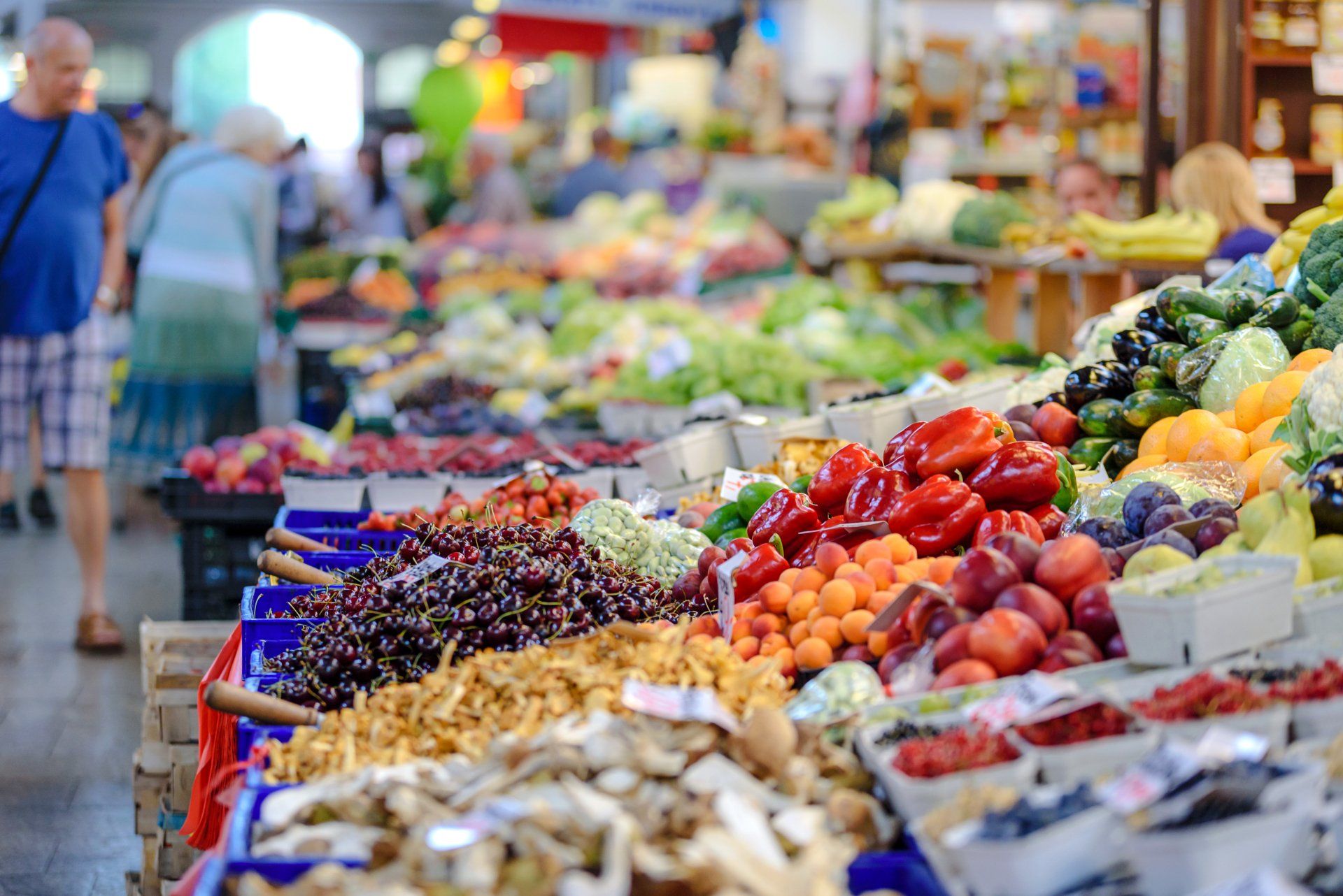 Un mercado lleno de muchas frutas y verduras.