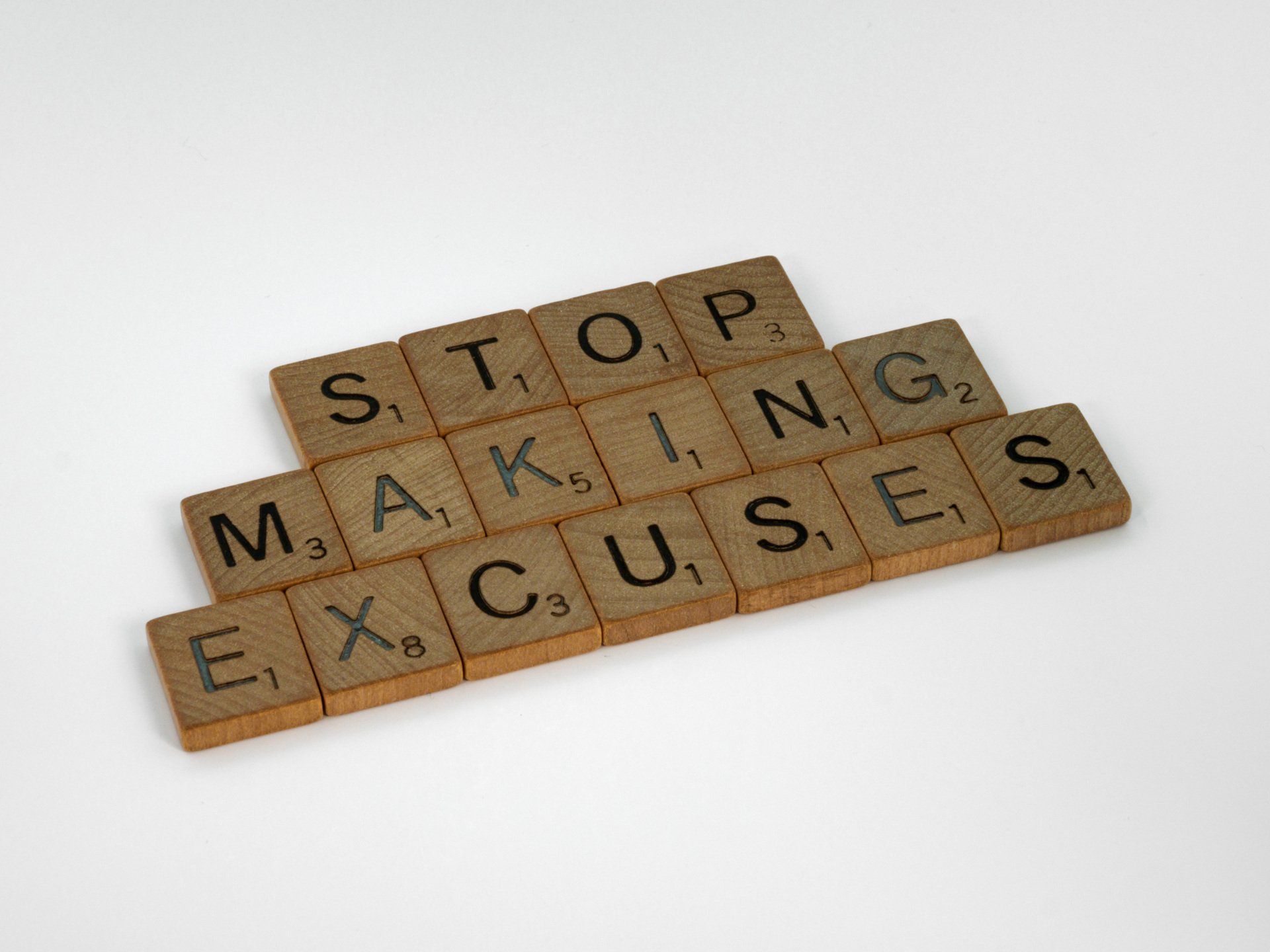 Scrabble letters vormen stop making excuses