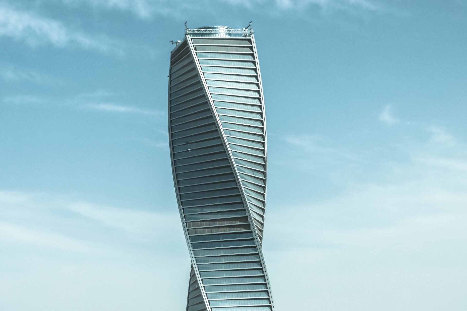 A very tall building with a blue sky in the background