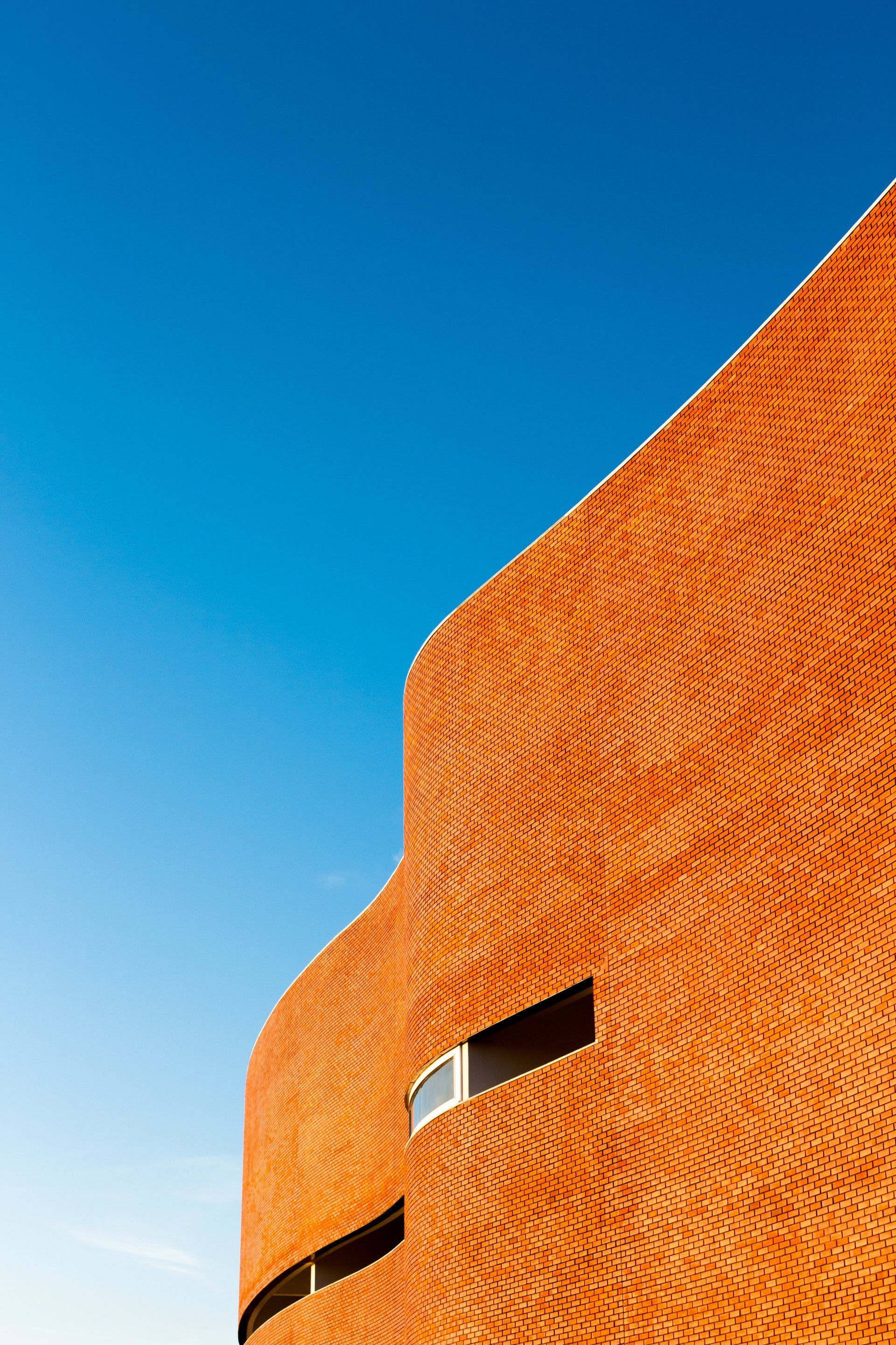 modern byggnad med mönster av rostig plåt