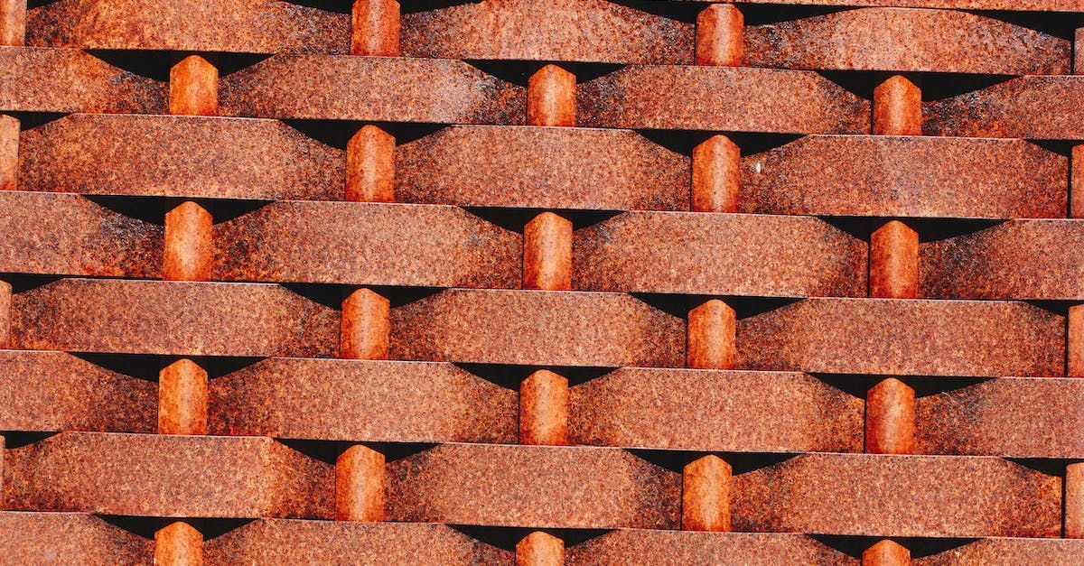 metallremsor tvinnade runt axlar i korgliknande mönster, med rost