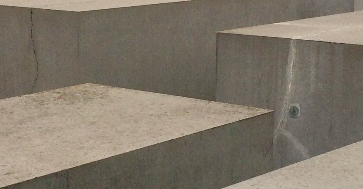 konstverks i form av stora klossar i betong