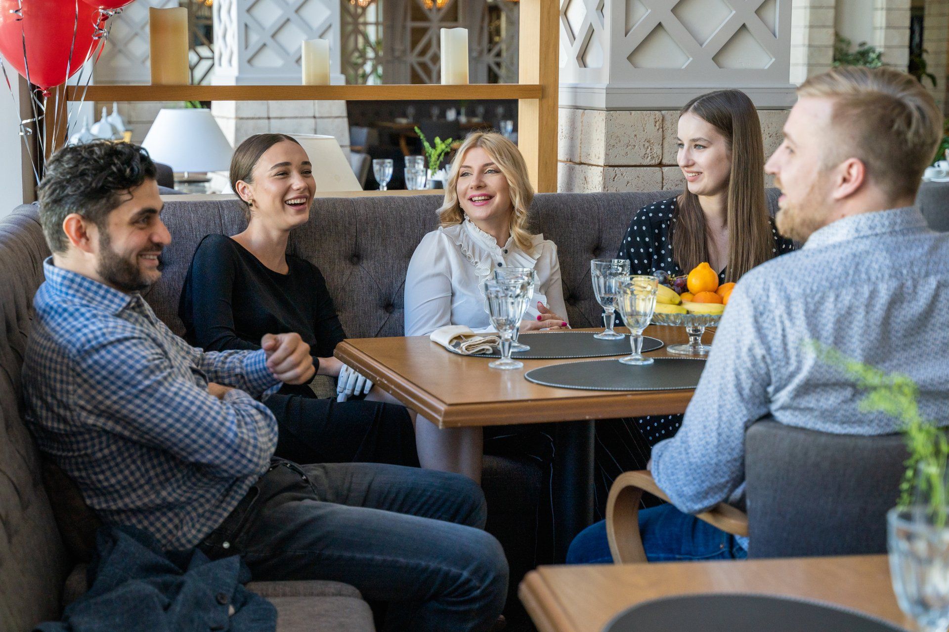 A group of people are sitting at a table in a restaurant.