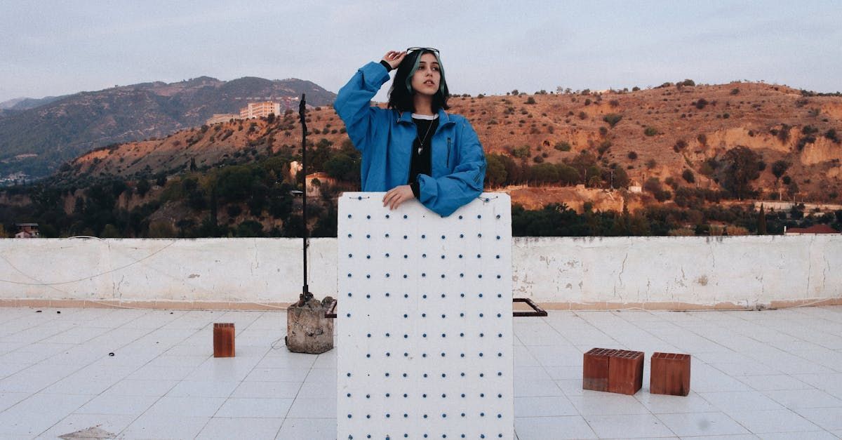 Een vrouw pitched haar idee.