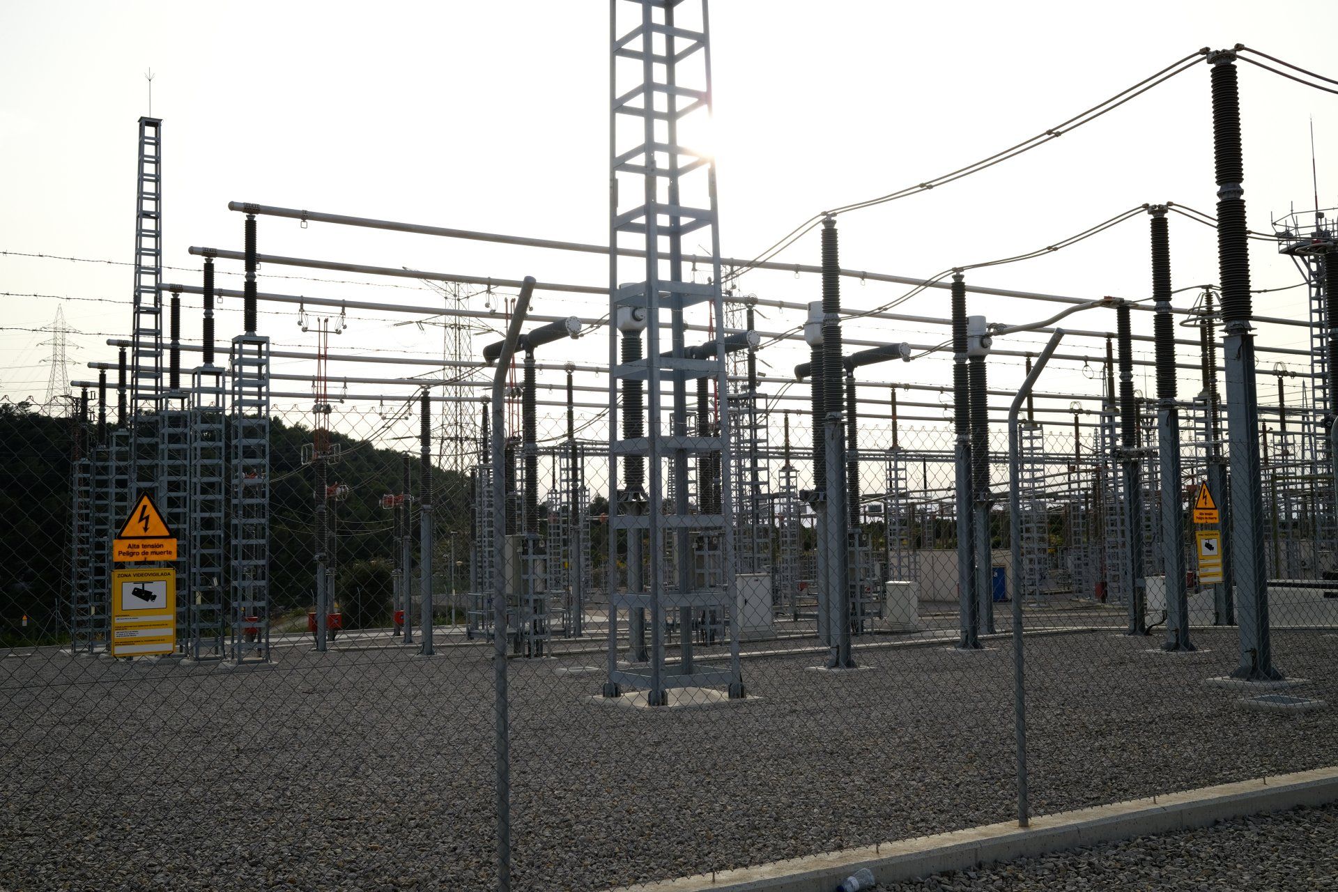 Uma área cercada com muitas linhas de energia