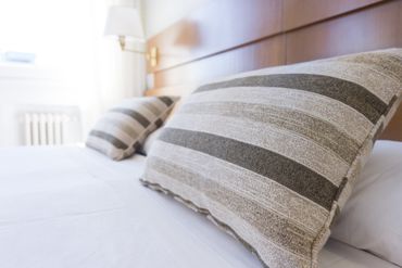 cuscino a righe sul letto