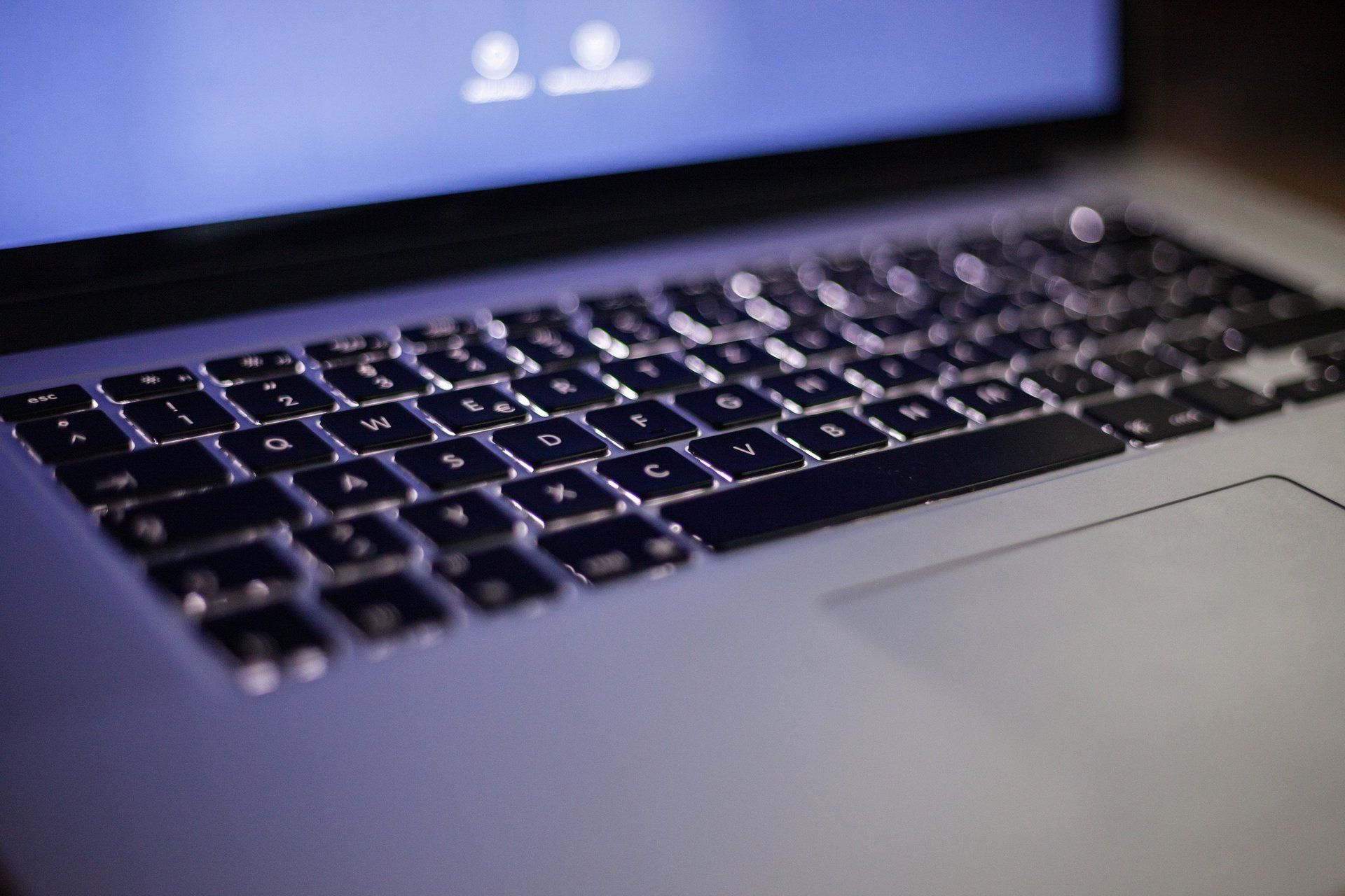 Un primo piano della tastiera di un laptop con una schermata blu