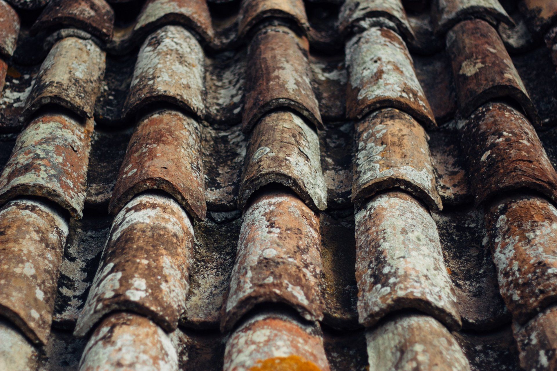 A rusty and dirty roof top.