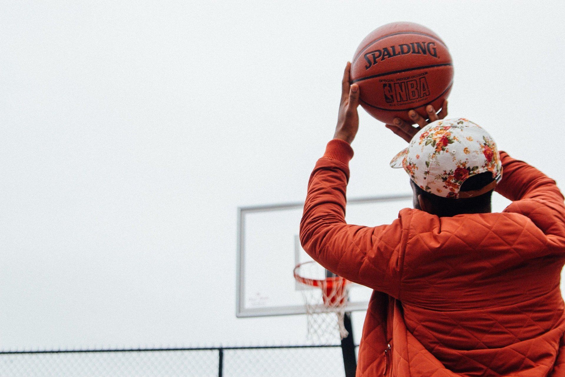 bilde som viser en person som spiller basketball