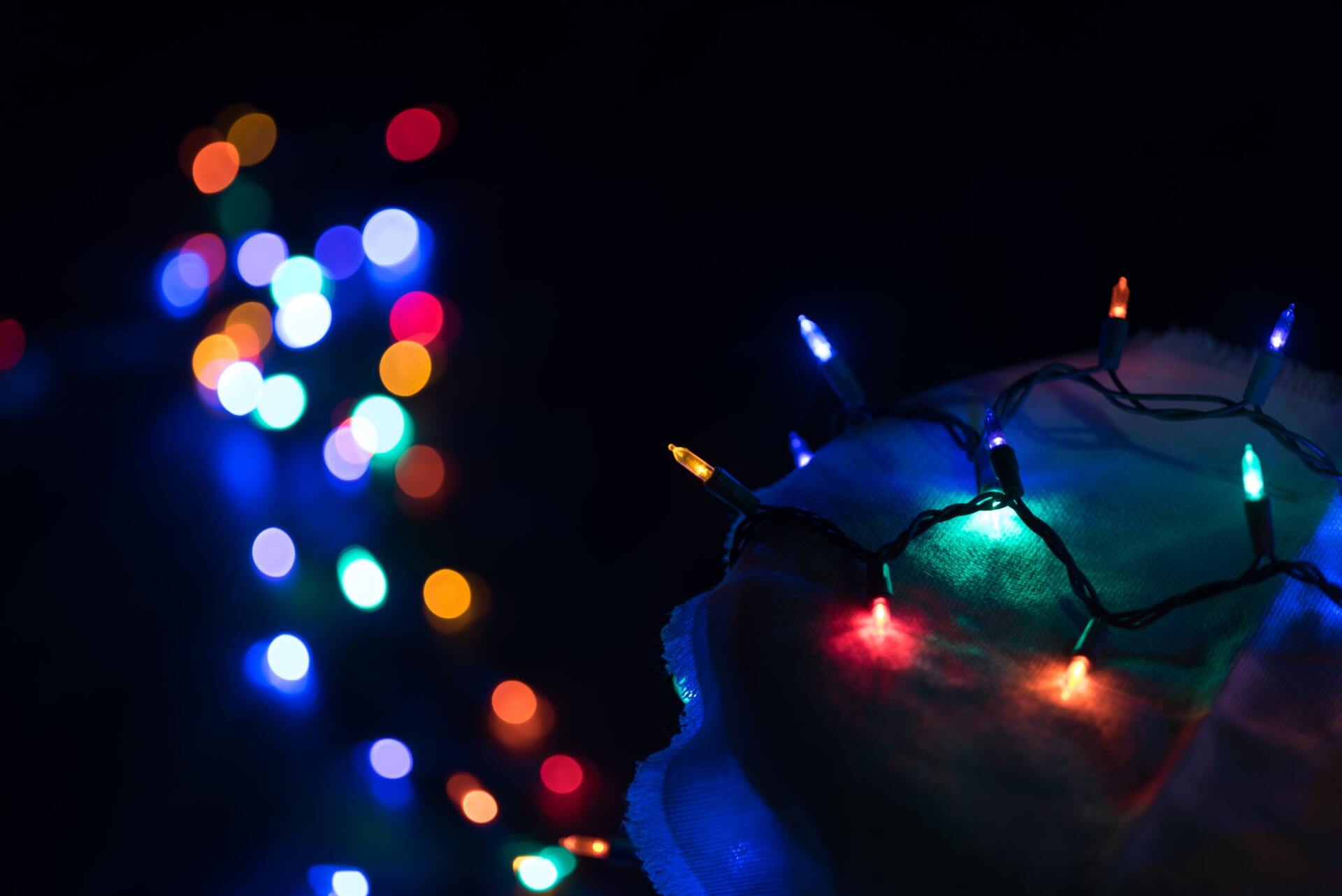 Don’t Get Tangled Up This Christmas! Atkins Does Professional Holiday Light Installation in Mid-MO.