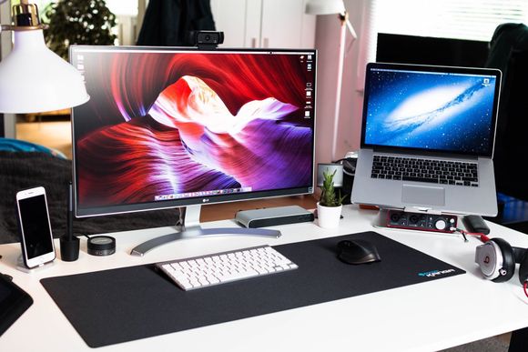 scrivania d'ufficio con portatile e PC fisso