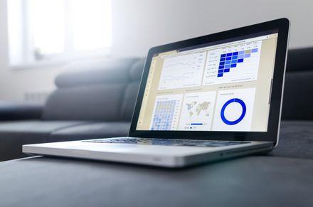 Content Management Website auf Laptop