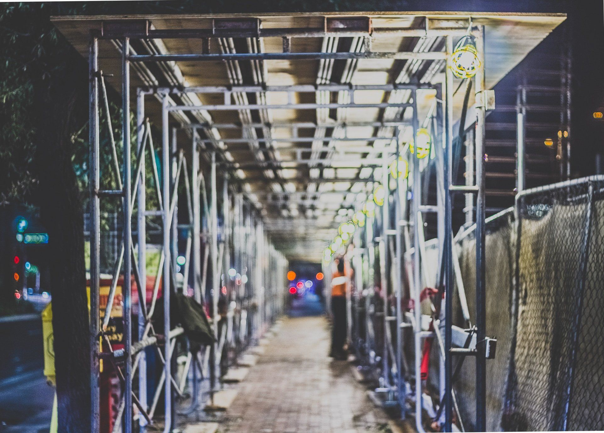 Een wazige foto van een bouwplaats met steigers