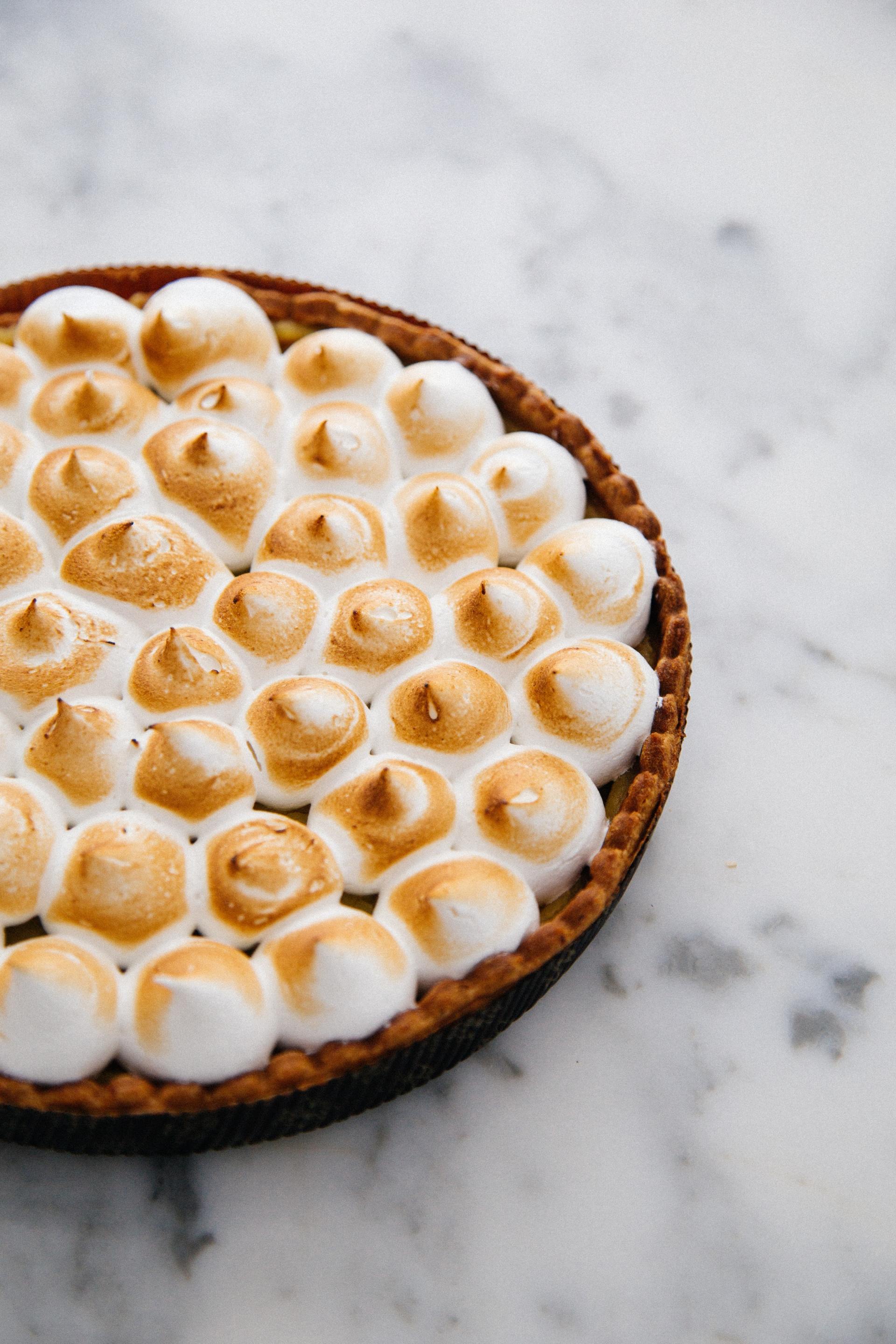 Tarte meringue citron réalisé par Biorganic - traiteur pour évent privé et professionnel - bio et écoresponsable 