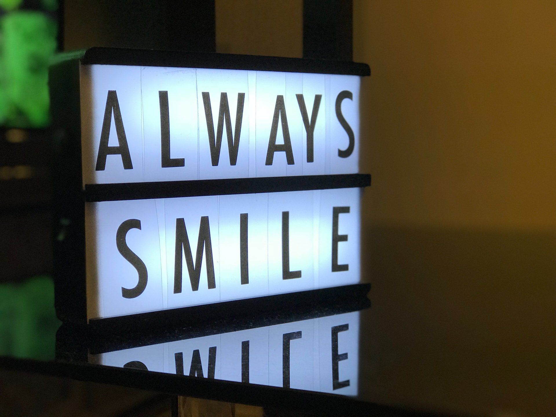 a sign that says always smile on it