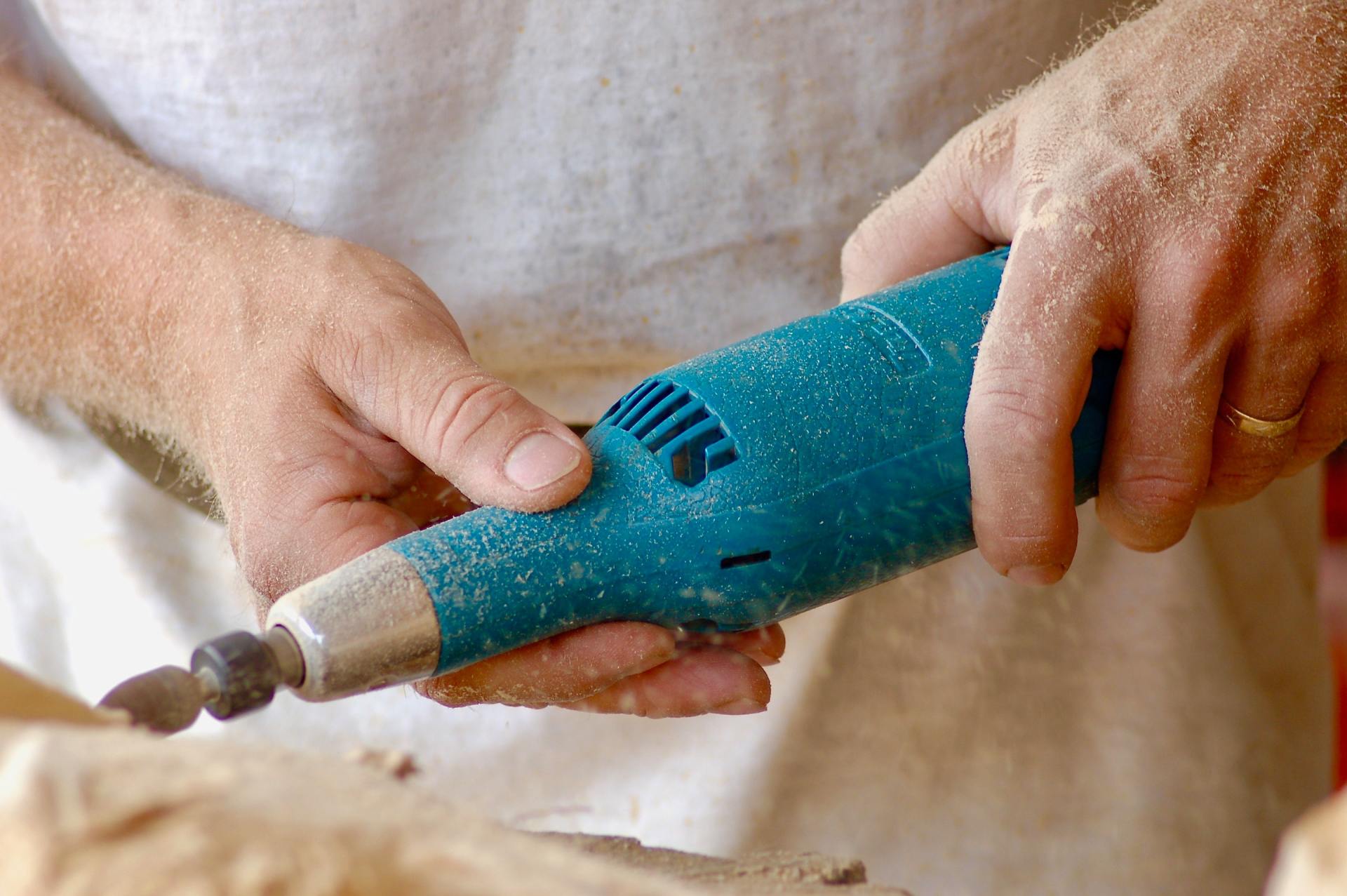 A vibrating hand tool can produce symptoms of carpal tunnel syndrome.