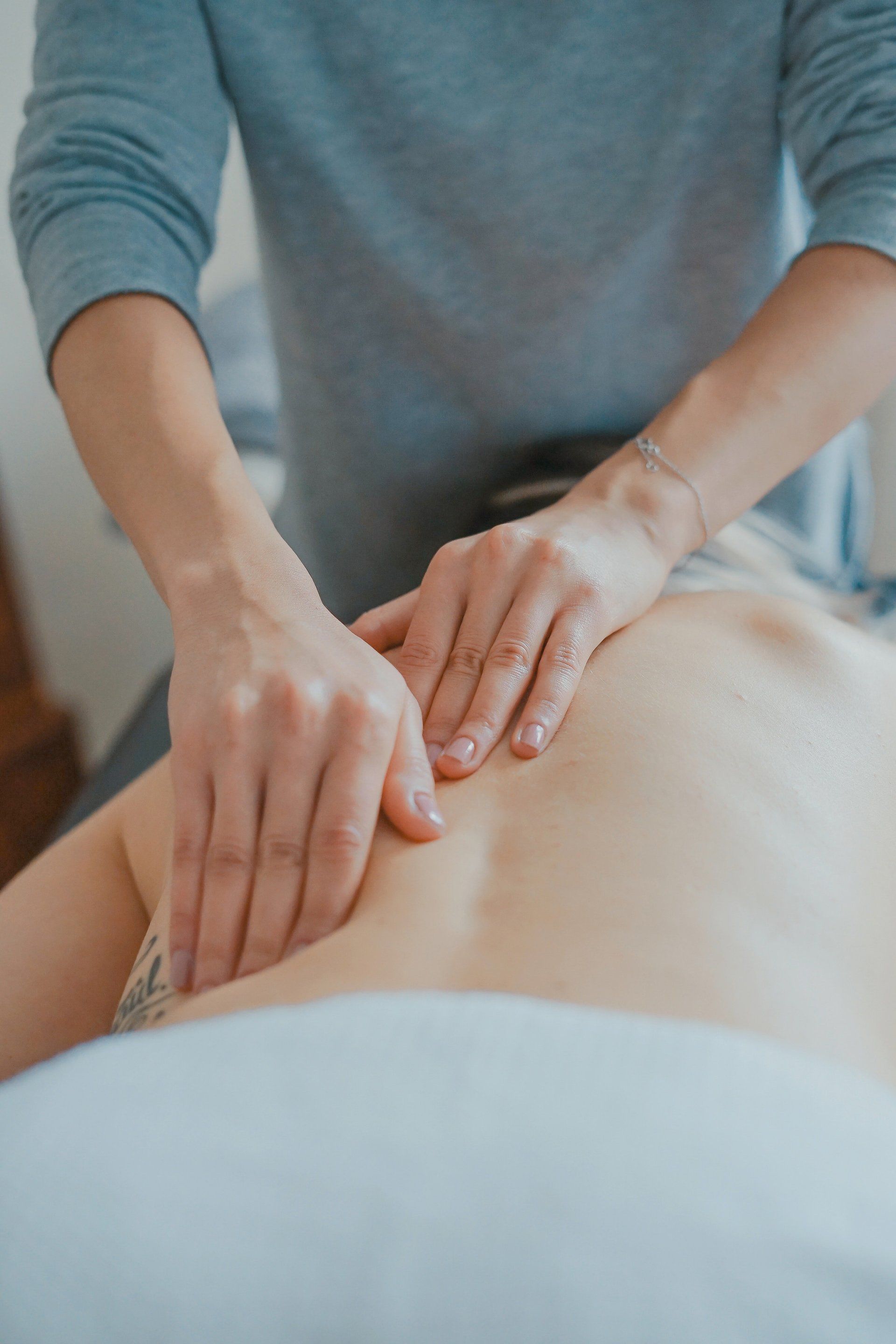 Massage sur une table de massage