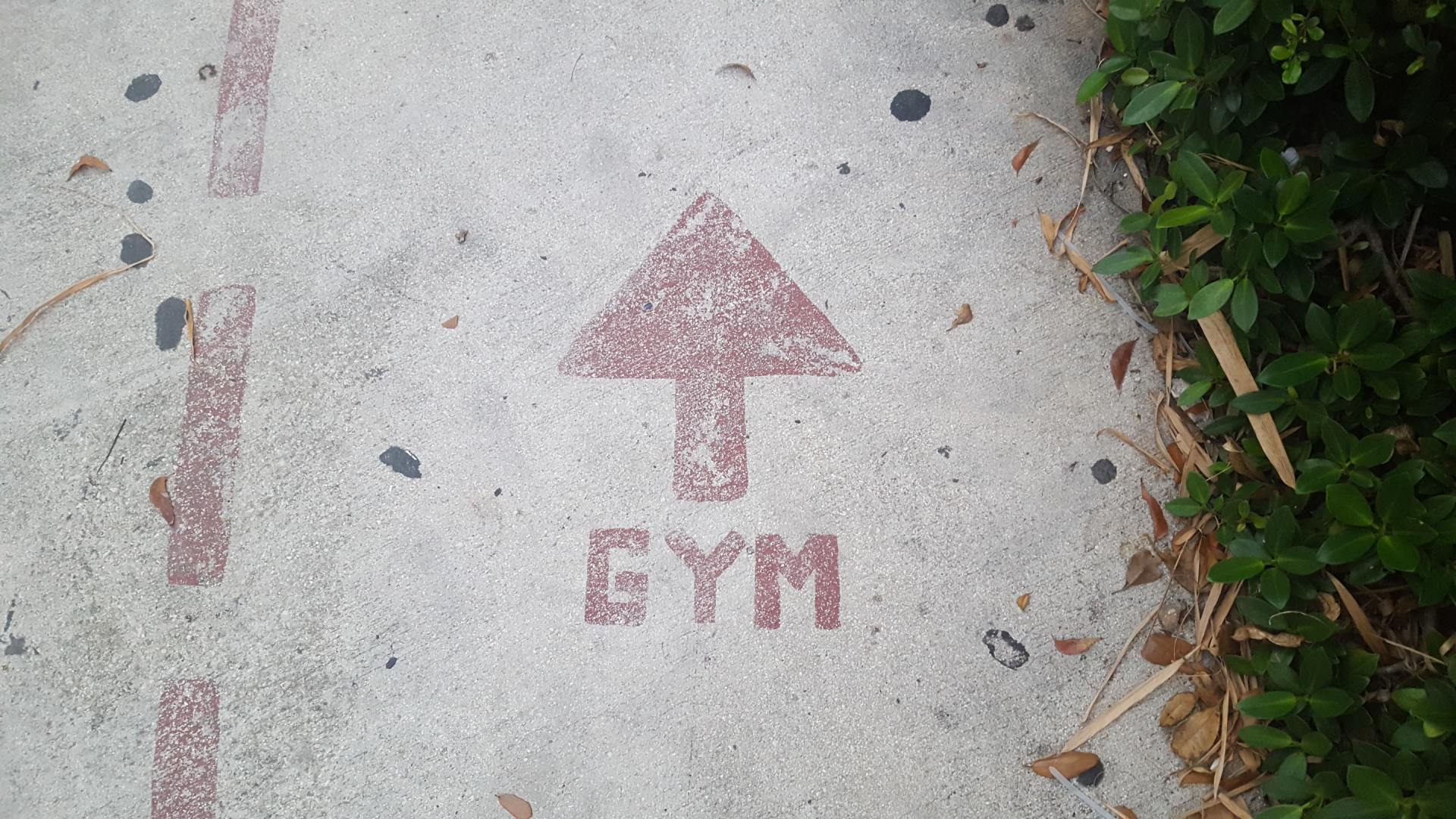 sign-pointing-to-the-gym-location