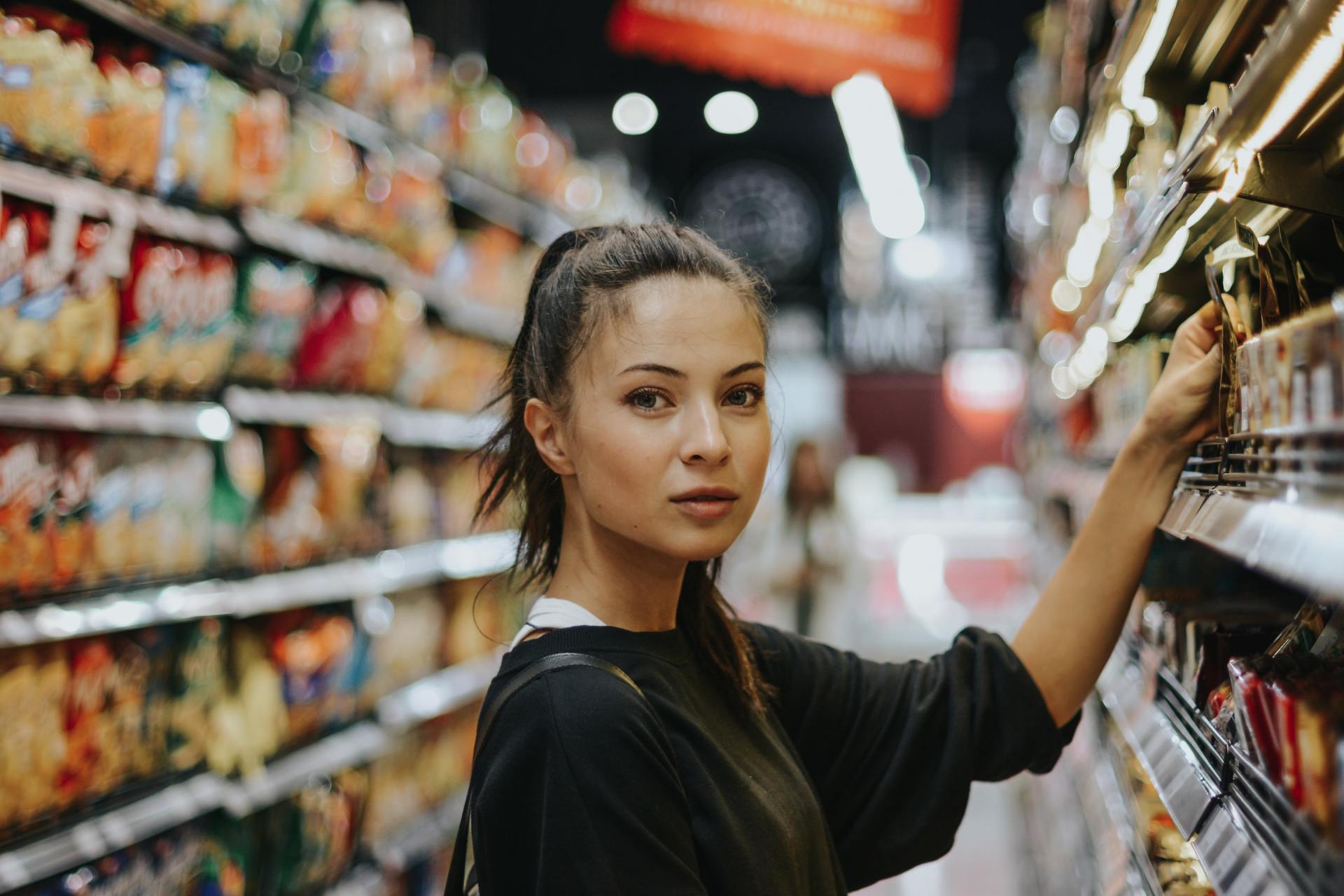 una donna single compra un prodotto in un supermercato