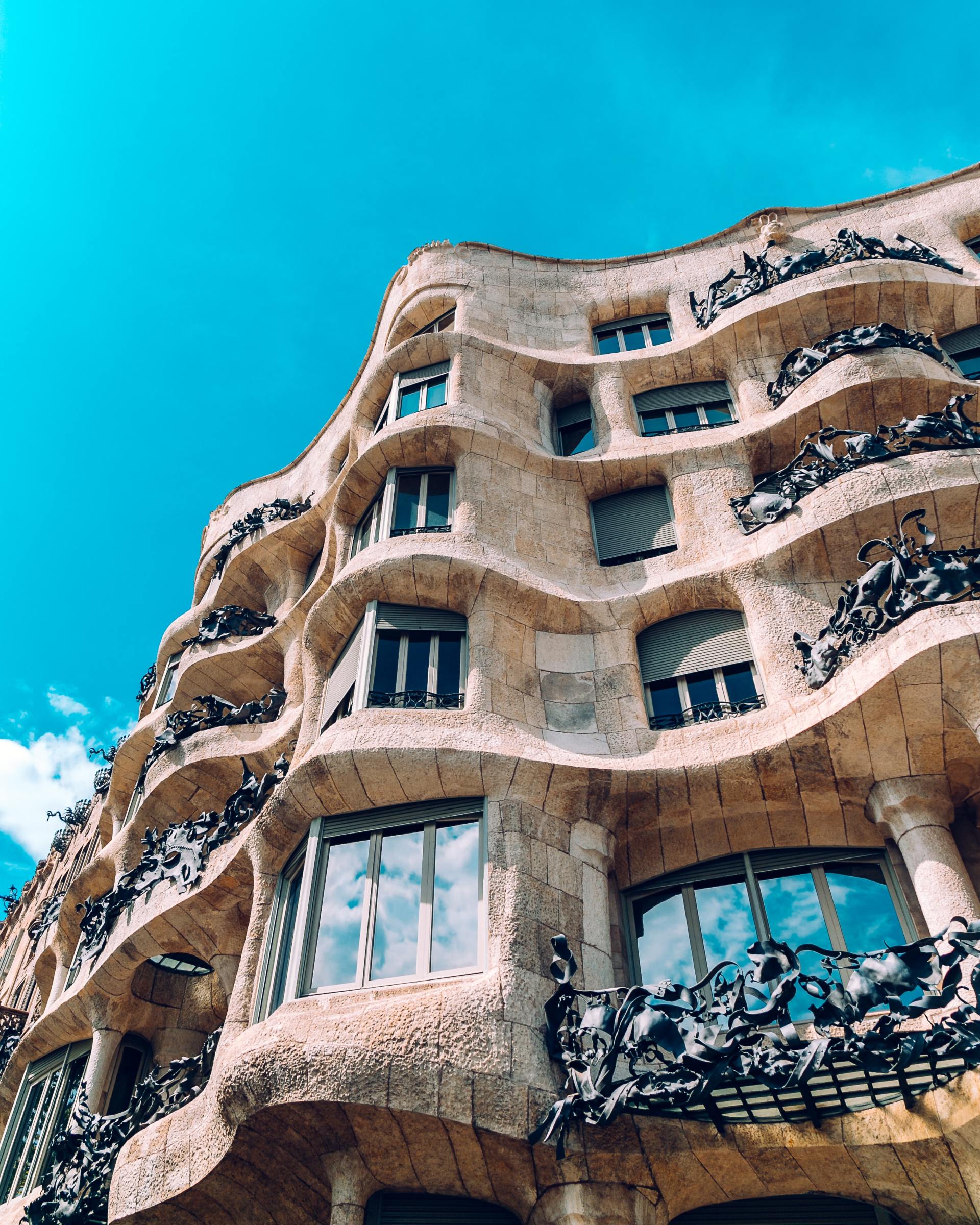 Fassade eines Gaudihauses in Barcelona, Schulfoto