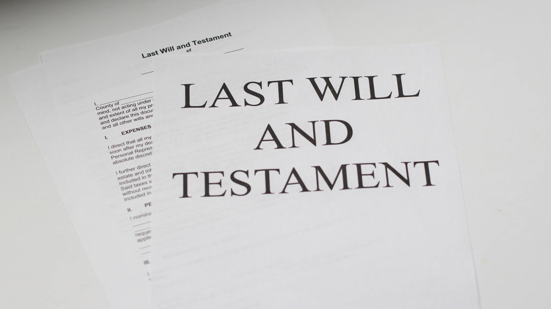 a piece of paper that says last will and testament on it