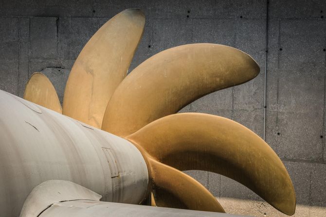 Reparatie van grote scheepsschroef aan boord van zeeschip