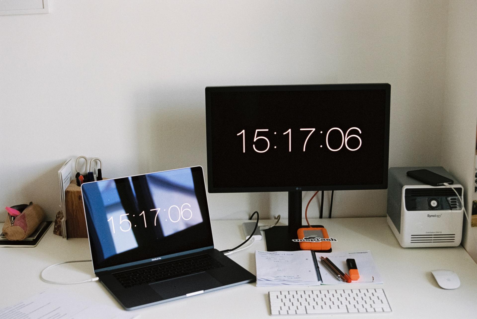 A computer monitor displays the time as 15:17:06