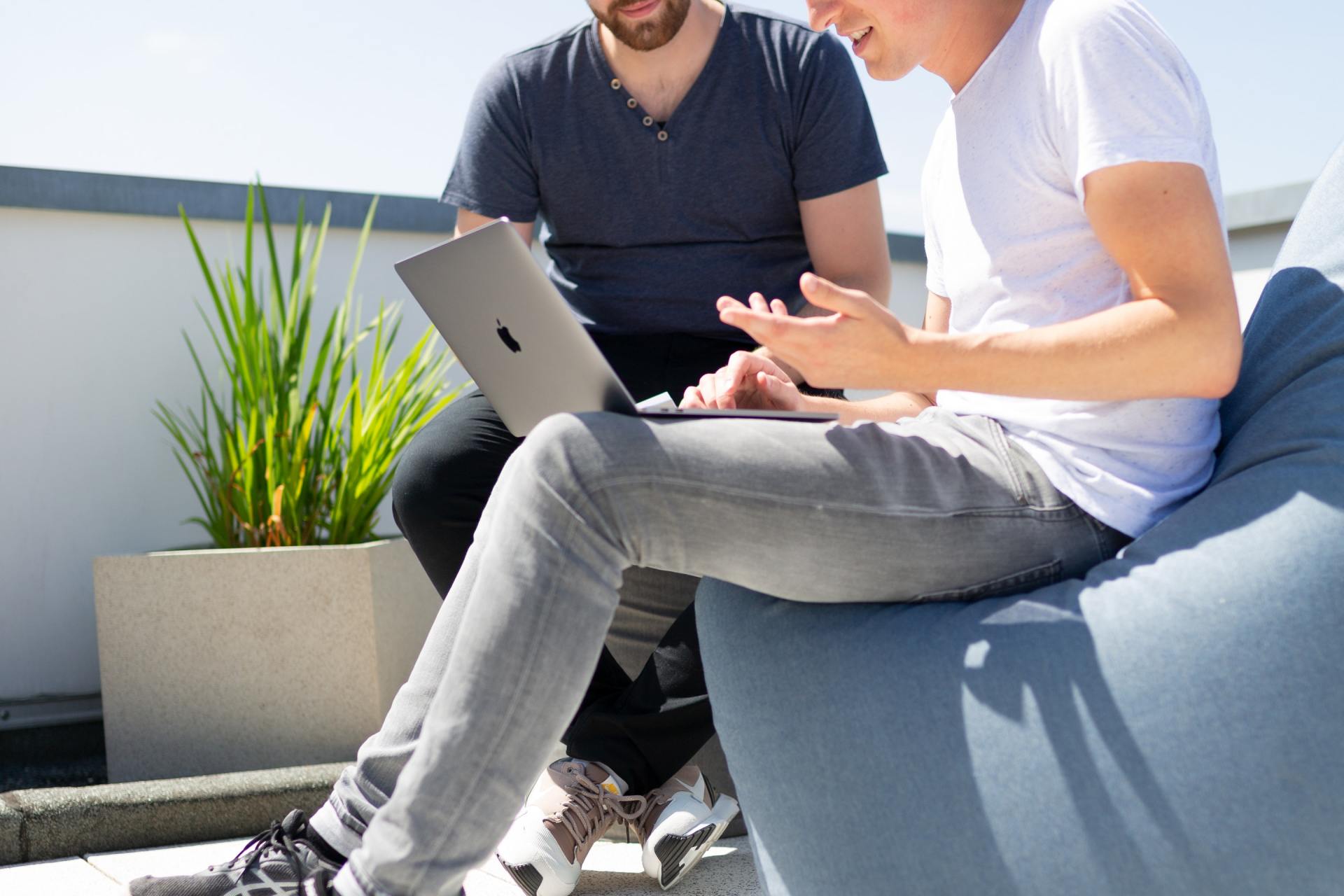 Männer schauen auf einen Laptop