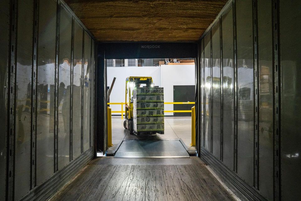 Forklift loads in a pallet