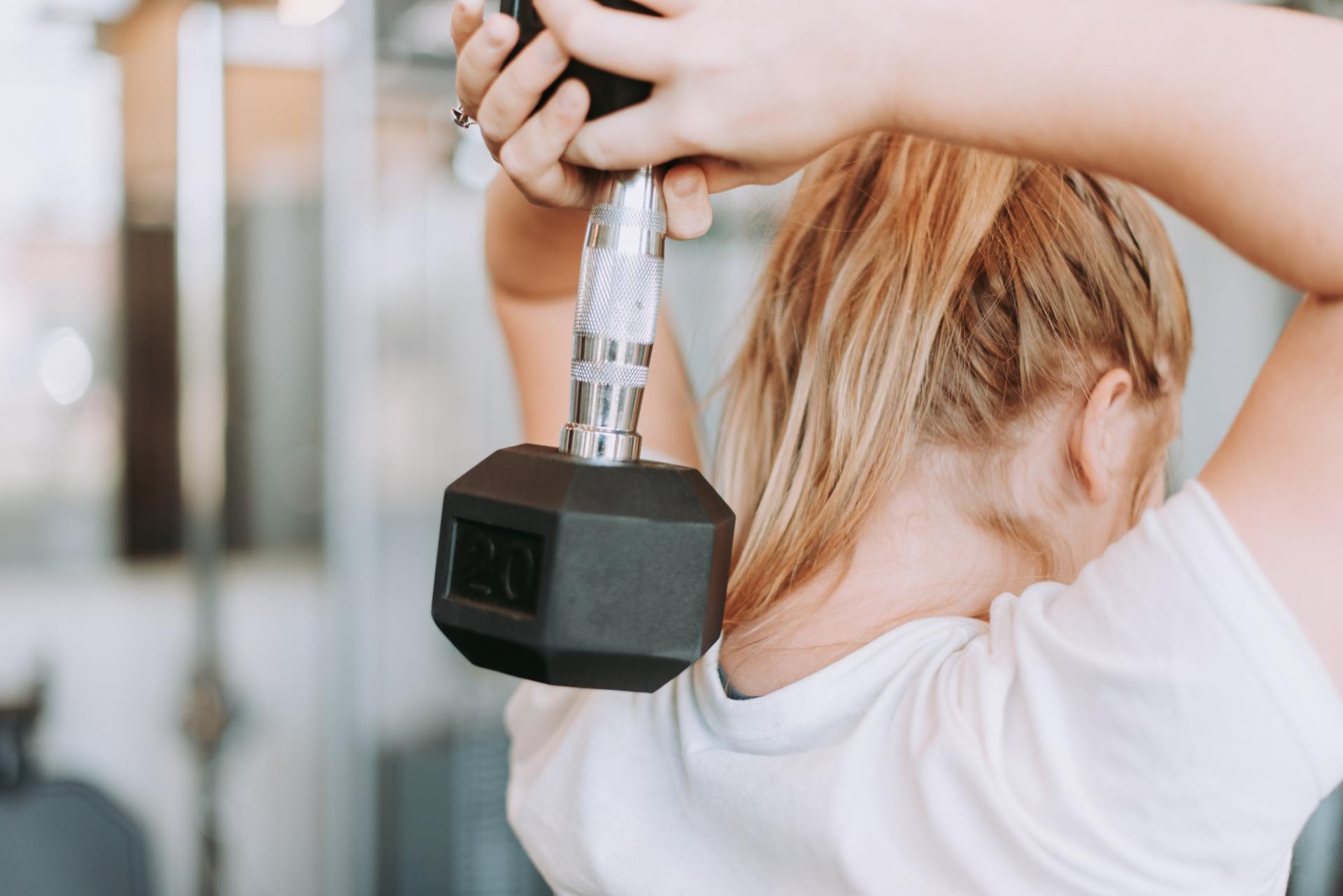Woman hold dumbell for a persoanl training session