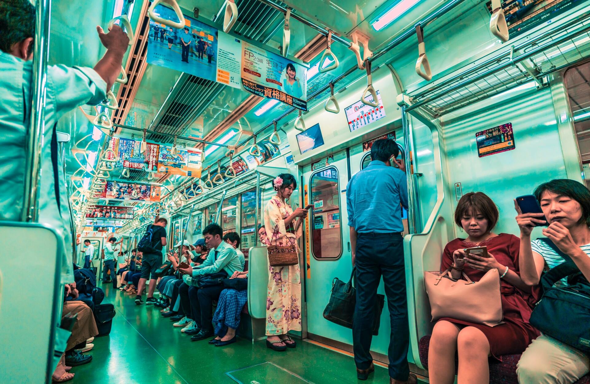 Tokio by Underground, auf dem Weg zum Unterricht