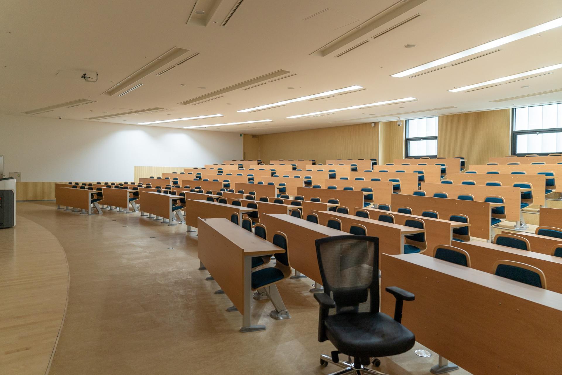 Un'aula vuota con file di tavoli e sedie.
