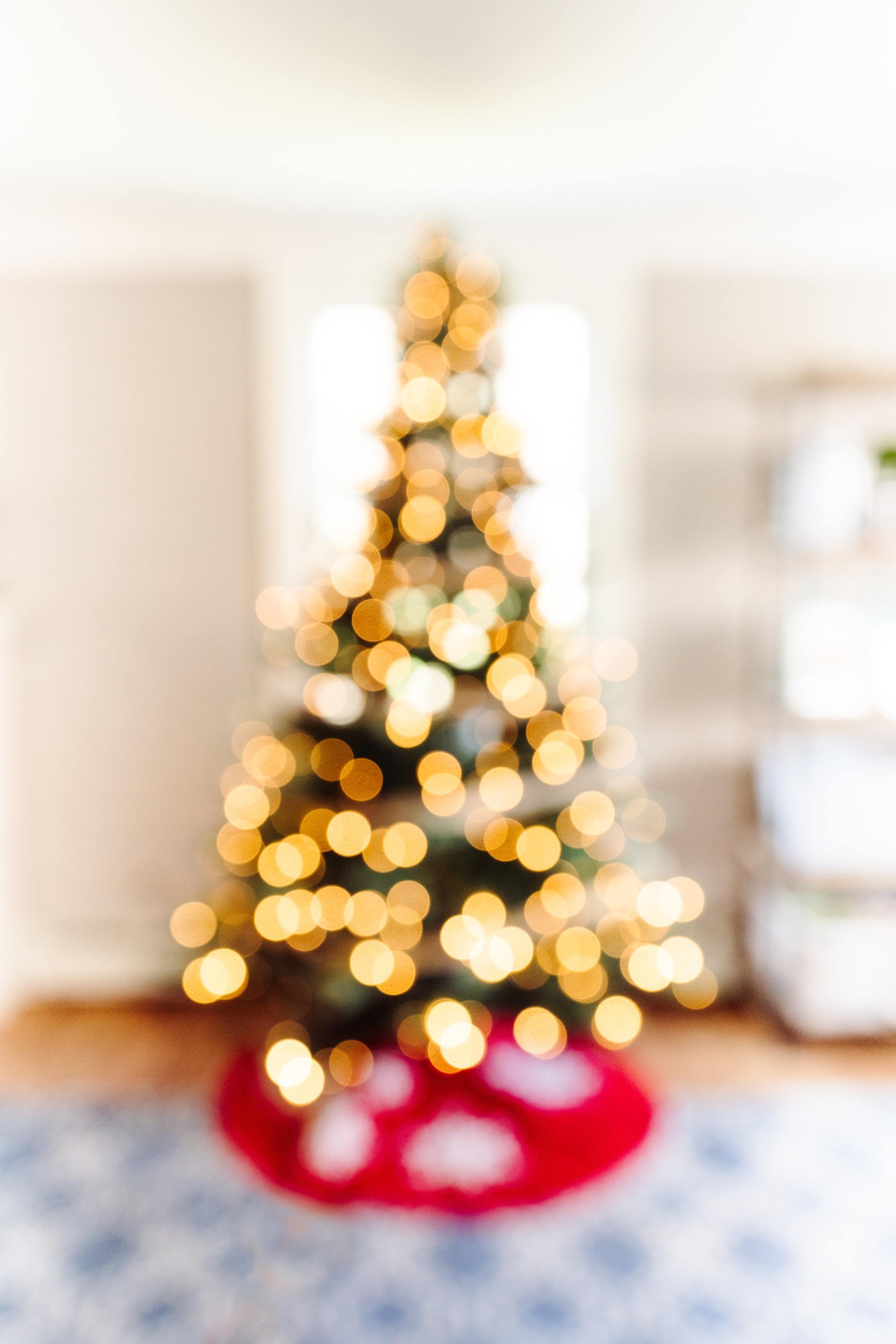 A blurry picture of a christmas tree in a living room.