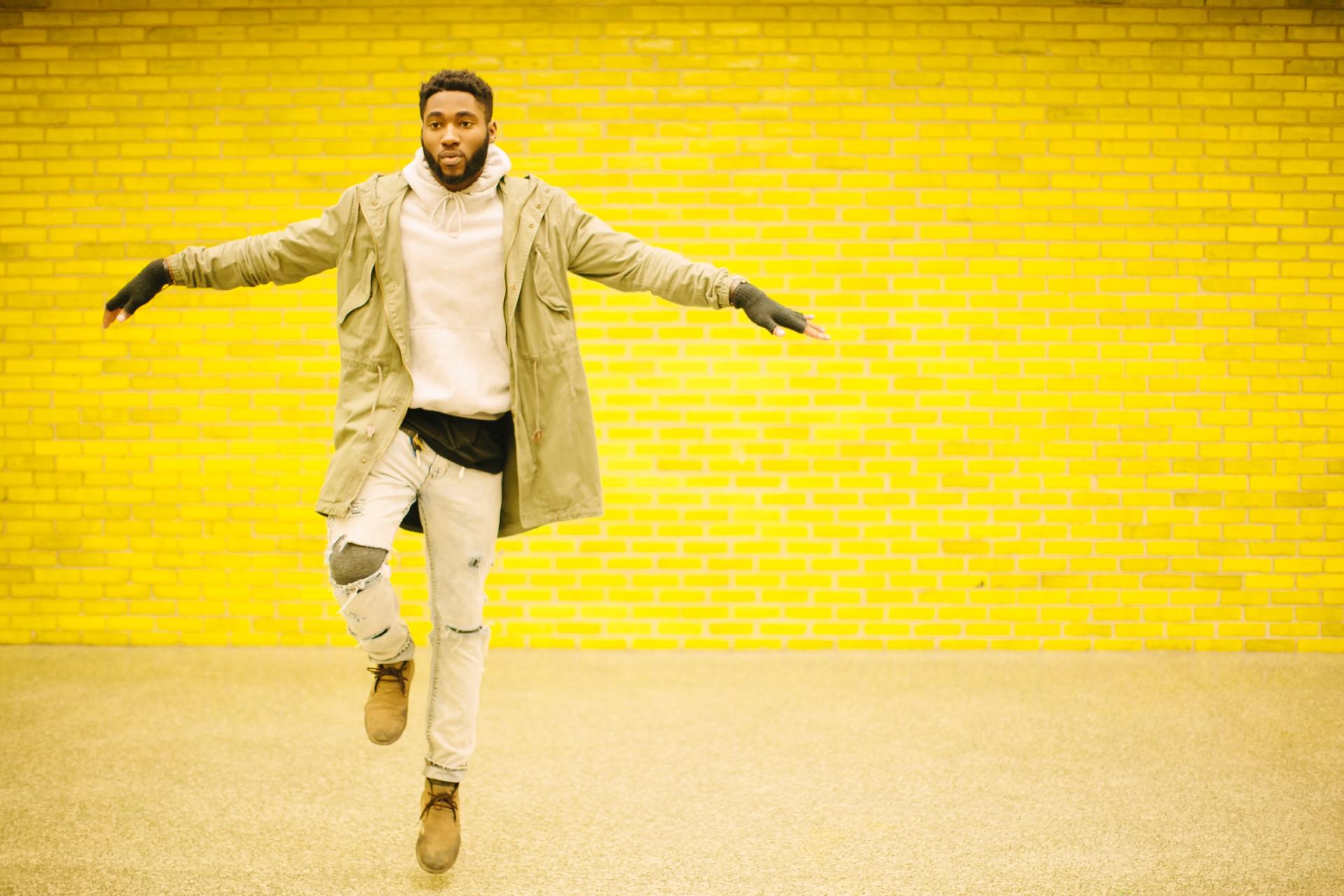 man op één been in balans