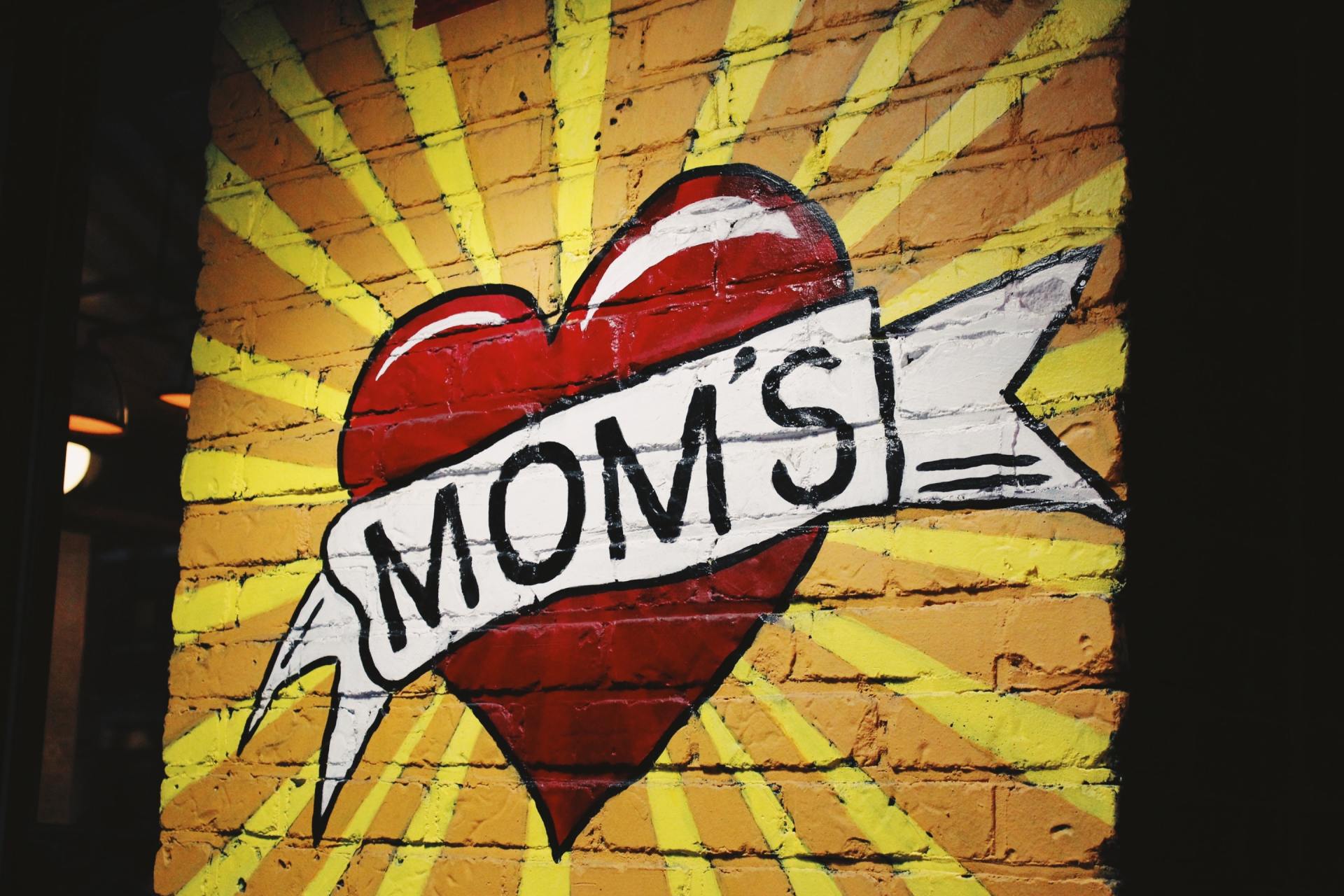 A painting of a heart with the word mom 's on it