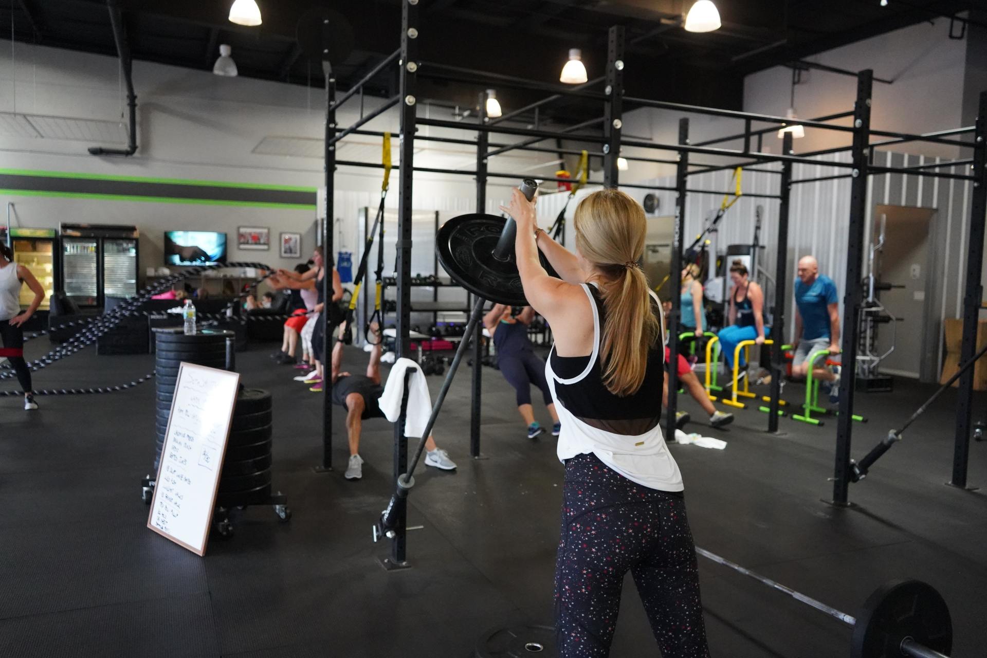 many-people-participating-in-crossfit-workouts
