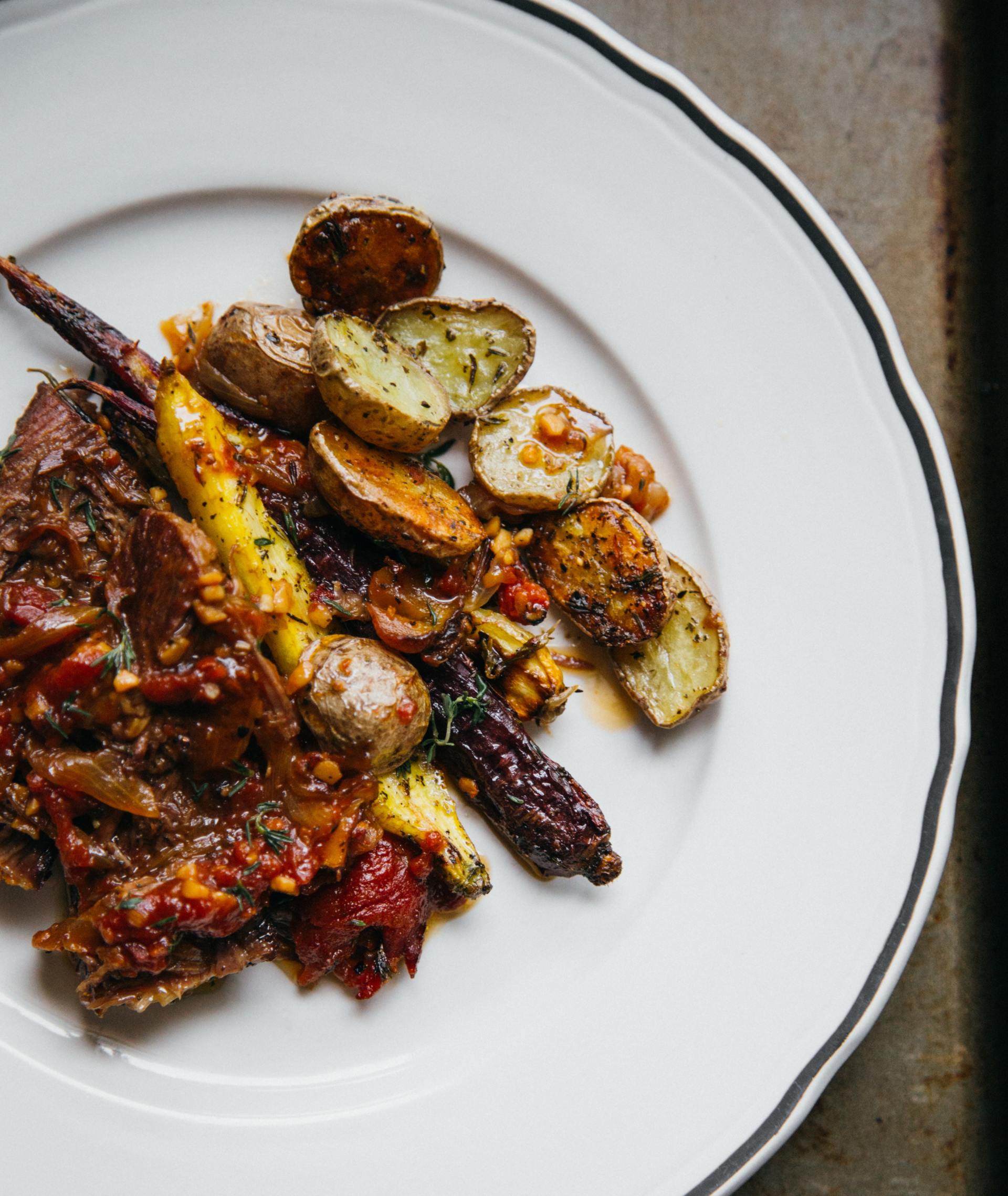 pièce de viande accompagnée de légumes dans une assiette