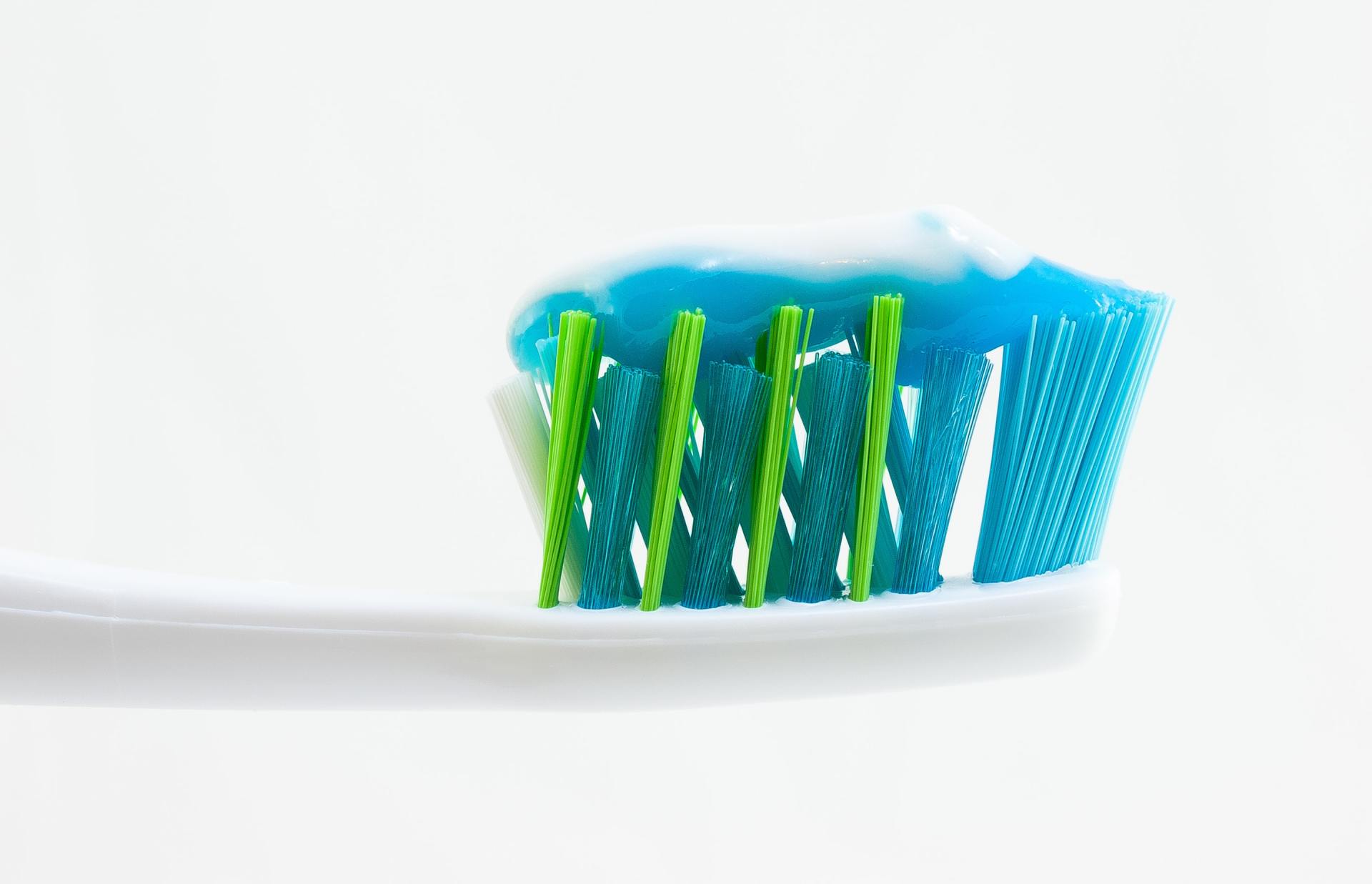 un primo piano di uno spazzolino da denti con dentifricio