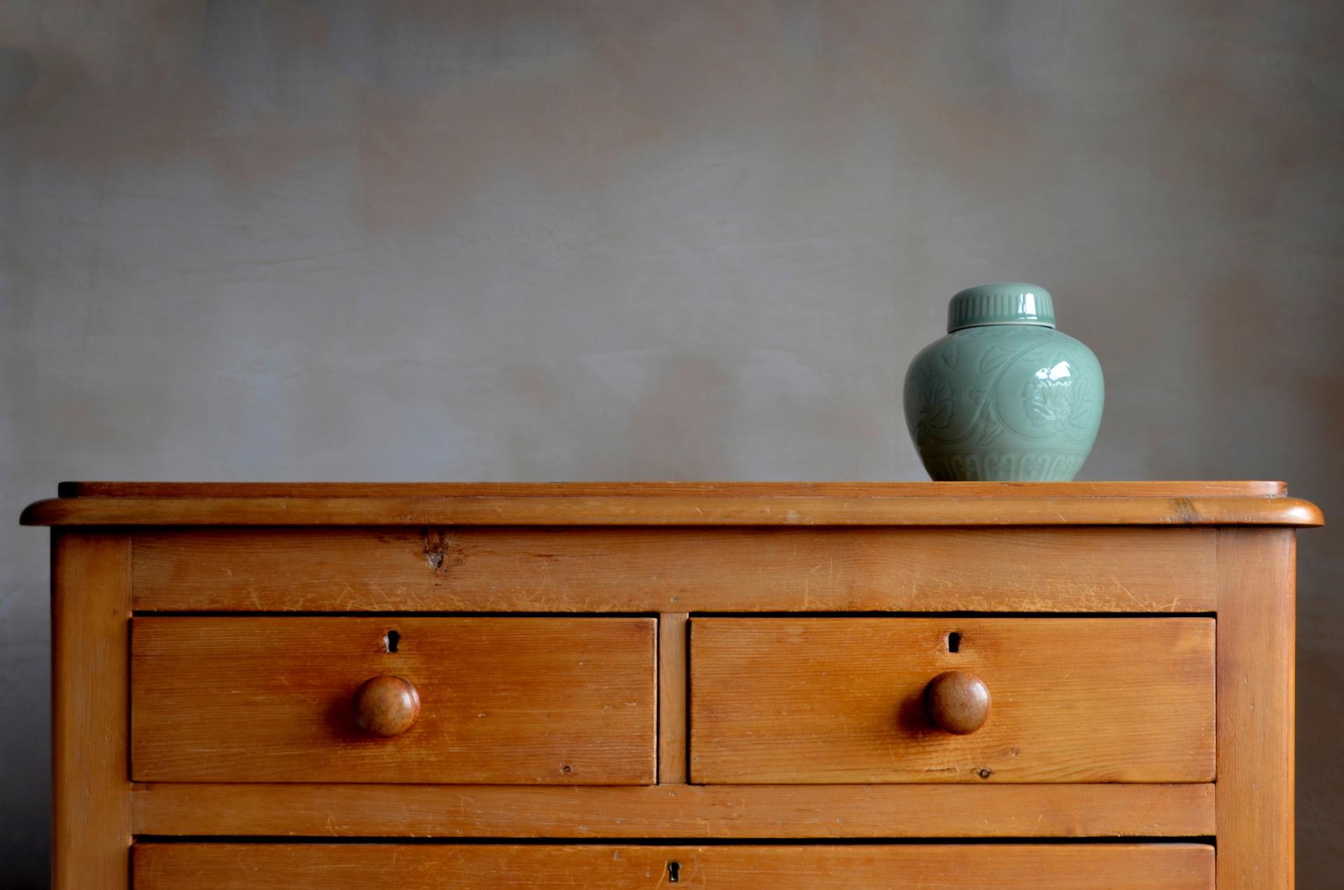 empty vase on dresser - what to consider when choosing cremation