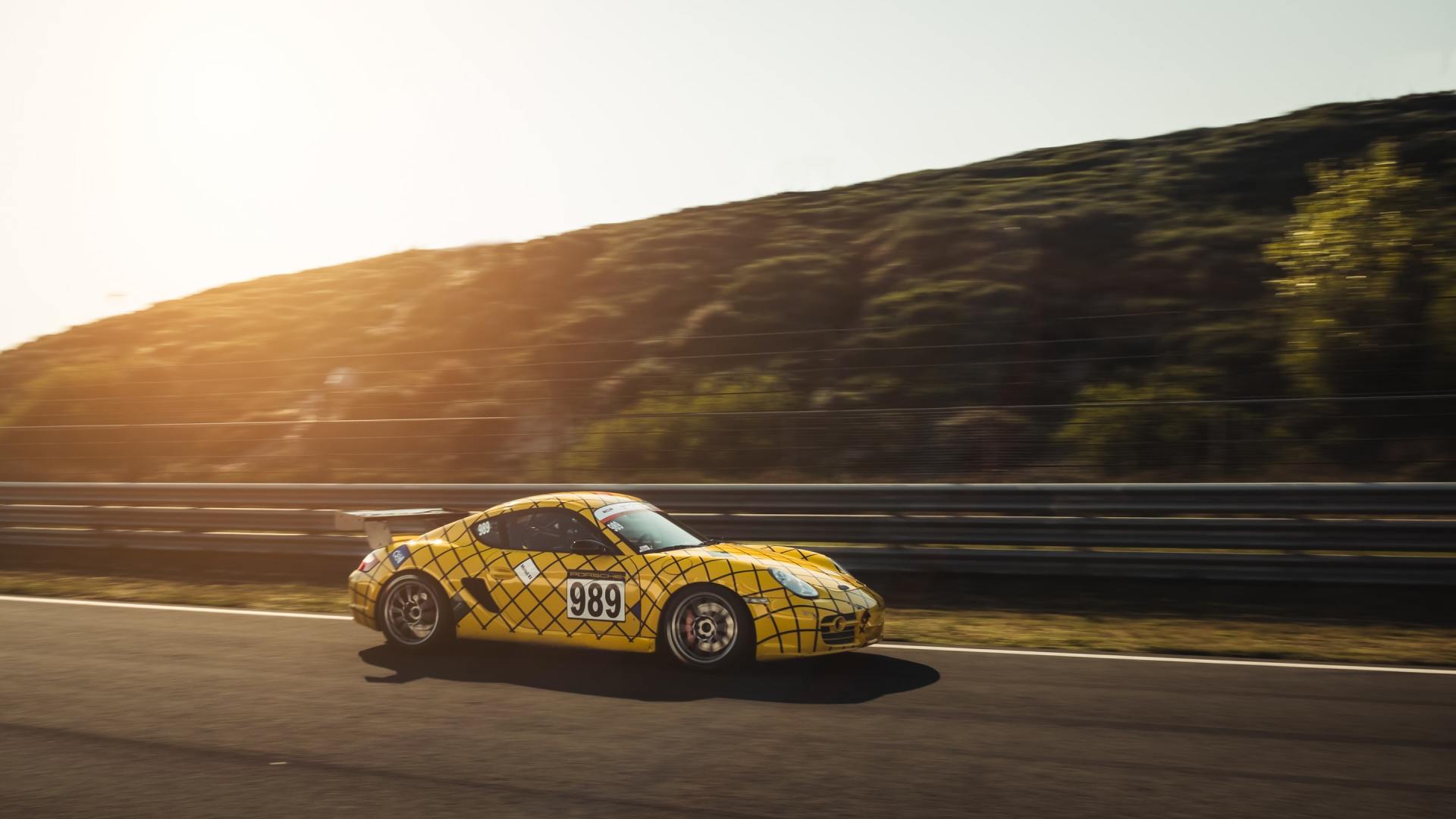 Porsche jaune symbolisant la vitesse