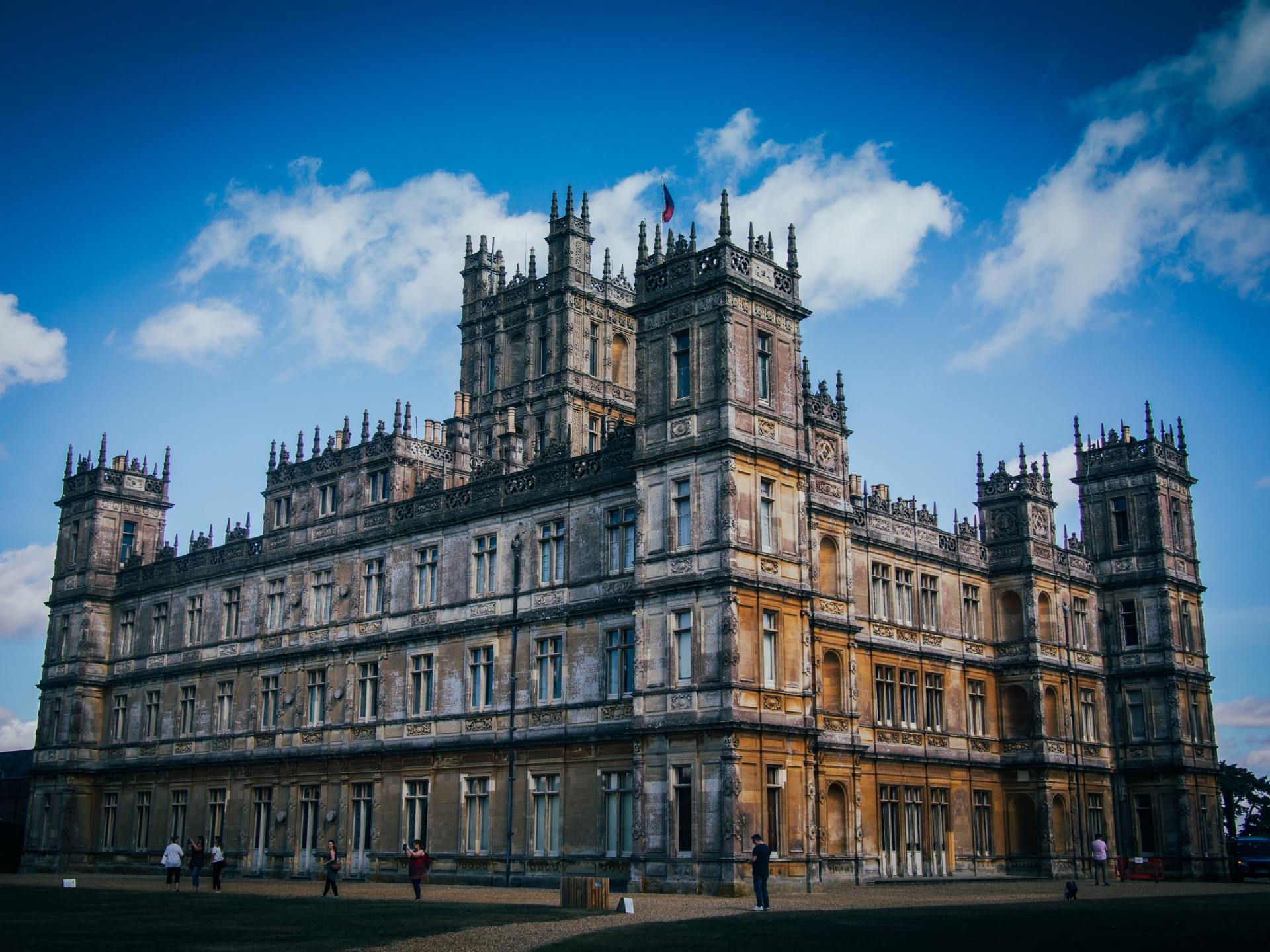 Transportation Services you Can Rely on in to Highclere Castle, Downtown Abbey