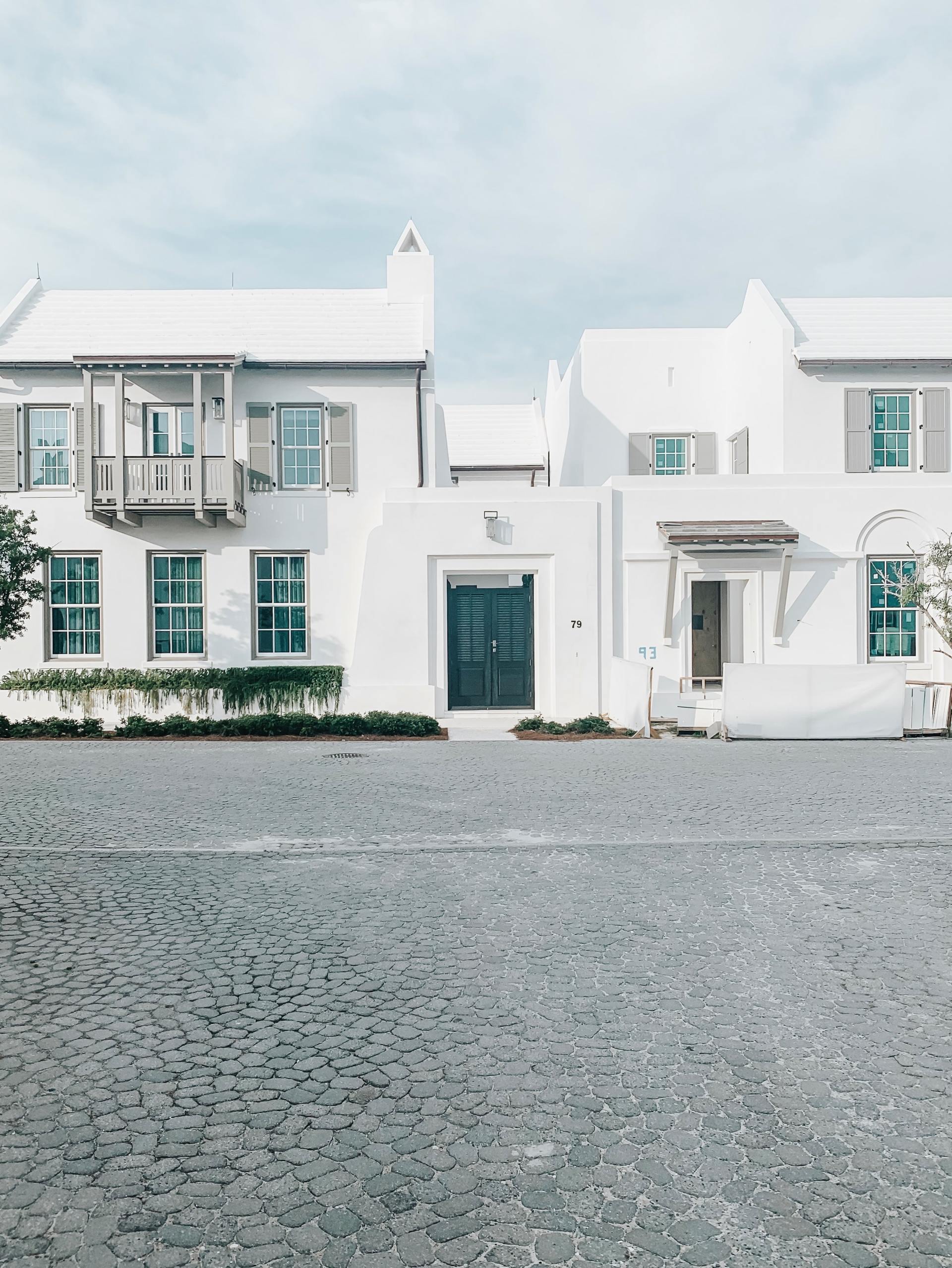 Picture of the exterior of a large white house which has been painted by Painters and Decorators Derby