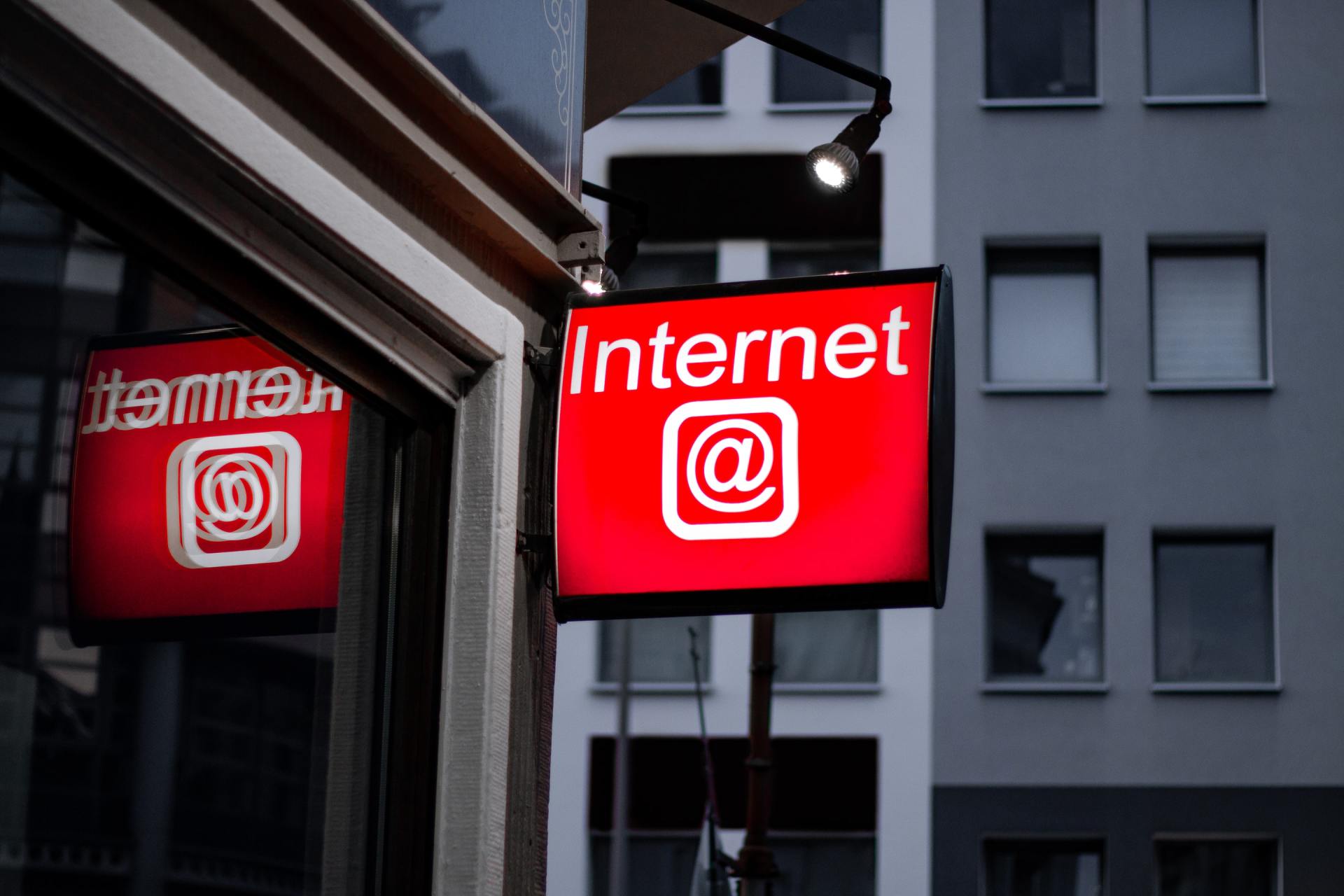 a red sign that says internet @ on it