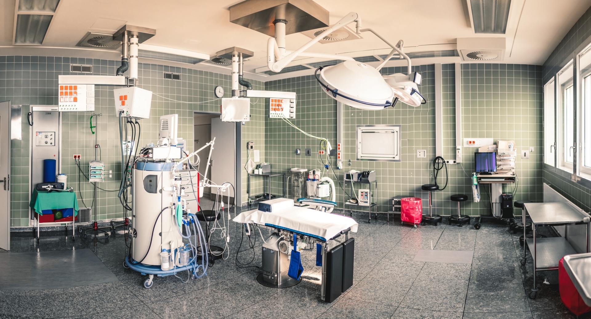 photo of an emergency or operating room ready for next patient